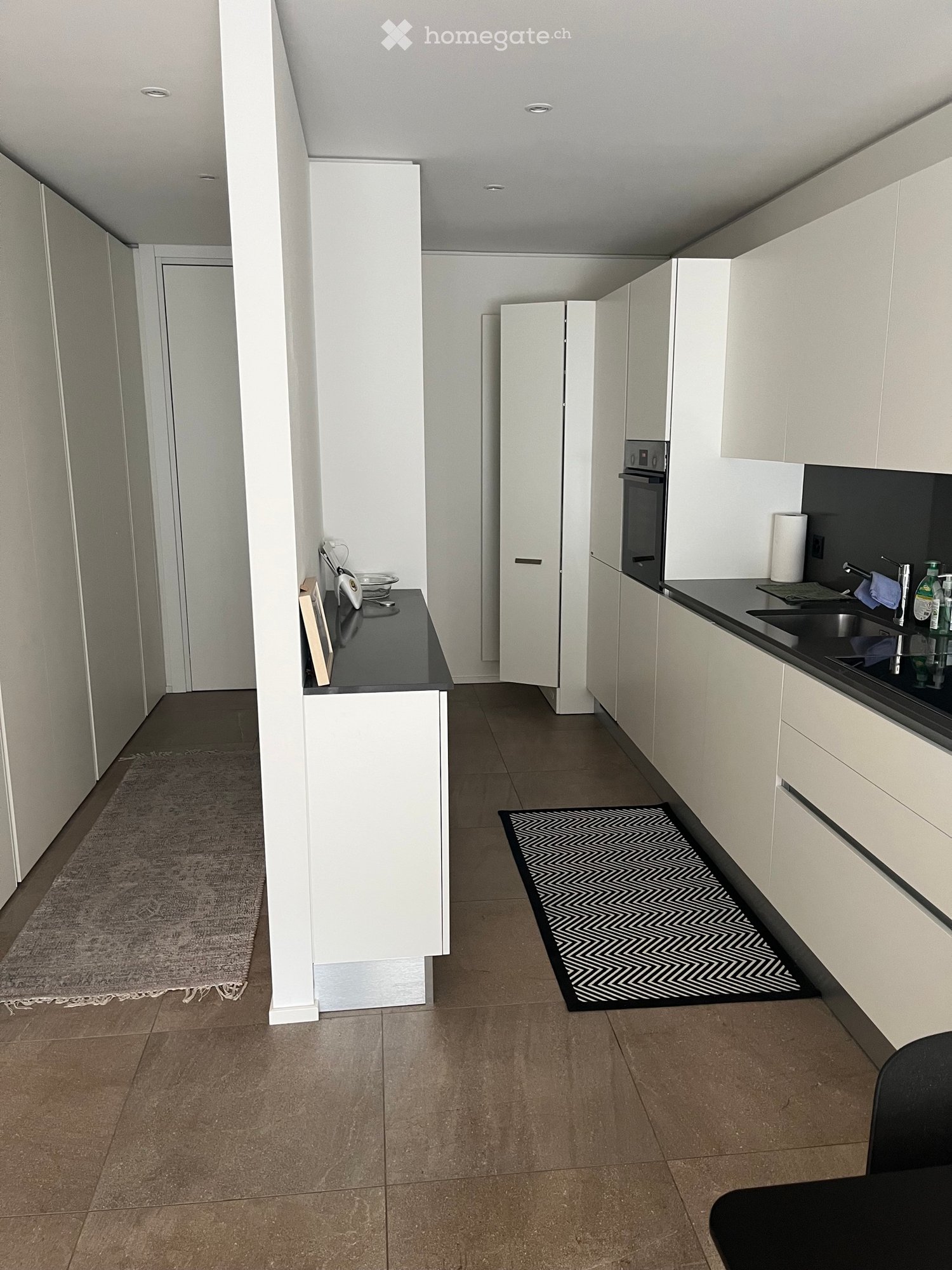Appartement de 2.5 pièces à Sorengo, dans une résidence verdoyante. Le prix comprend le parking, les charges accessoires sans décompte, l'électricité et la connexion internet. Salle de sport de la copropriété. cherche repreneur pour appartement de 2.5 pièces à Sorengo dans une résidence verdoyante. 