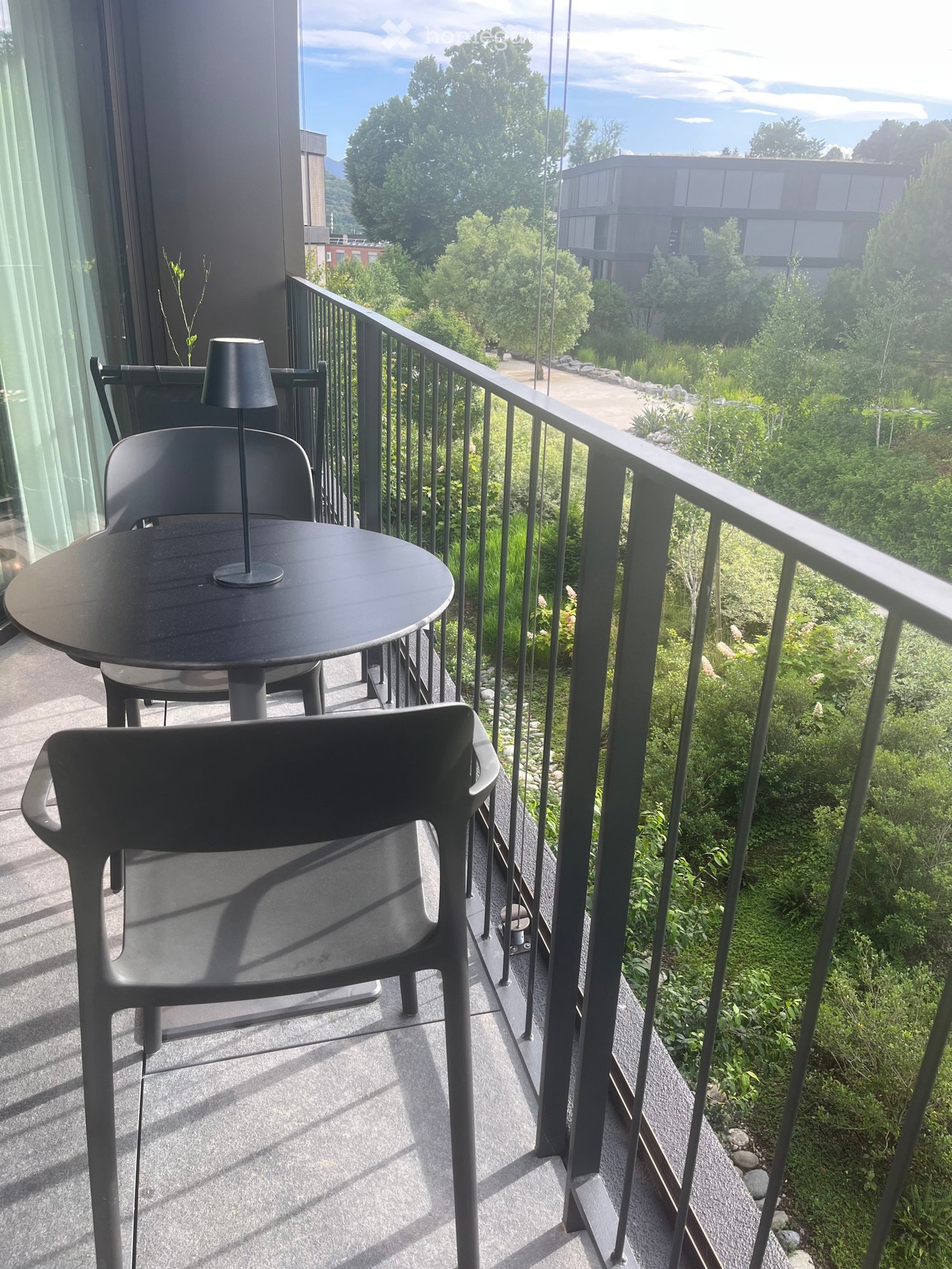 Appartement de 2.5 pièces à Sorengo, dans une résidence verdoyante. Le prix comprend le parking, les charges accessoires sans décompte, l'électricité et la connexion internet. Salle de sport de la copropriété. cherche repreneur pour appartement de 2.5 pièces à Sorengo dans une résidence verdoyante. 