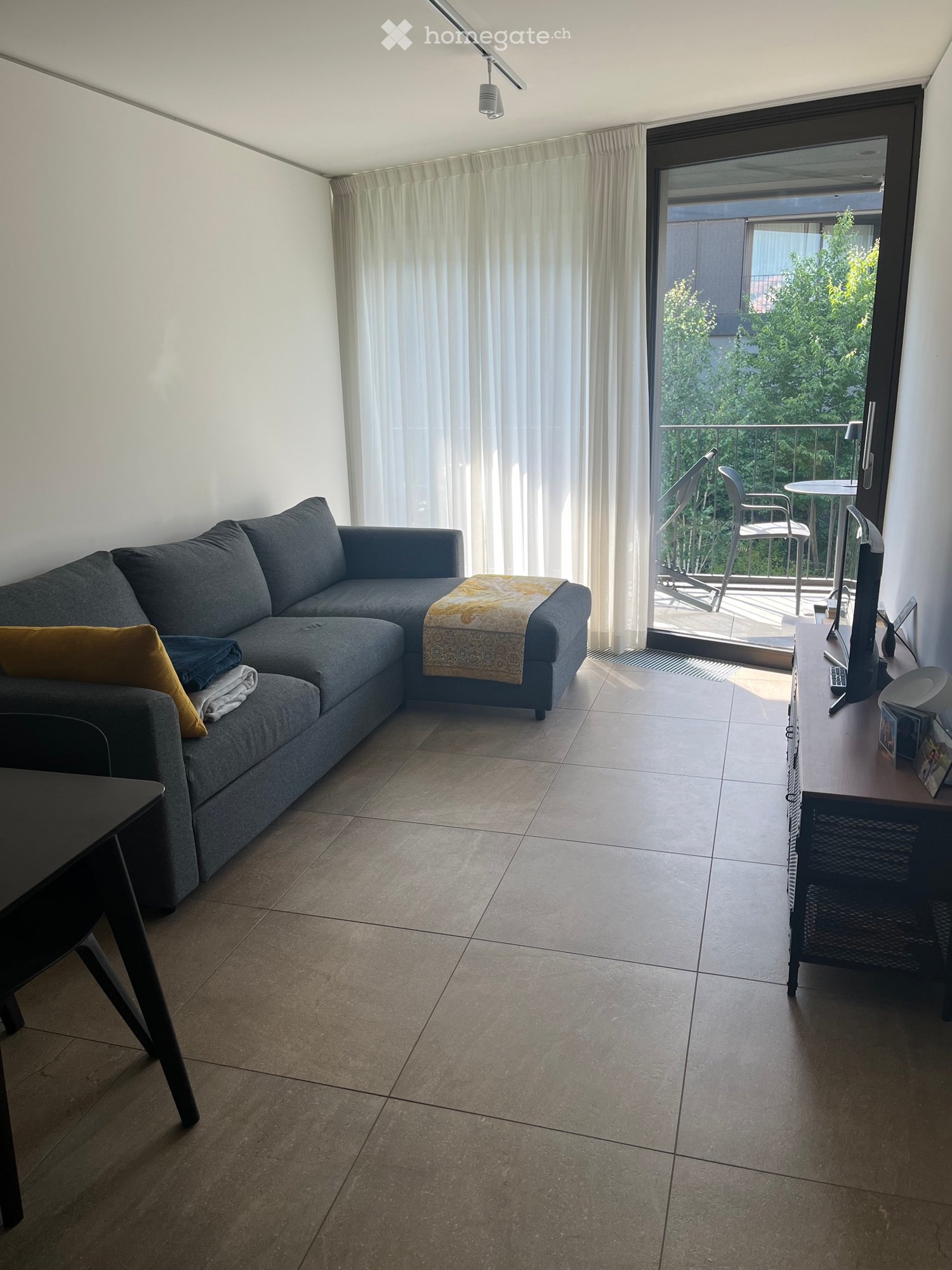 Appartement de 2.5 pièces à Sorengo, dans une résidence verdoyante. Le prix comprend le parking, les charges accessoires sans décompte, l'électricité et la connexion internet. Salle de sport de la copropriété. cherche repreneur pour appartement de 2.5 pièces à Sorengo dans une résidence verdoyante. 