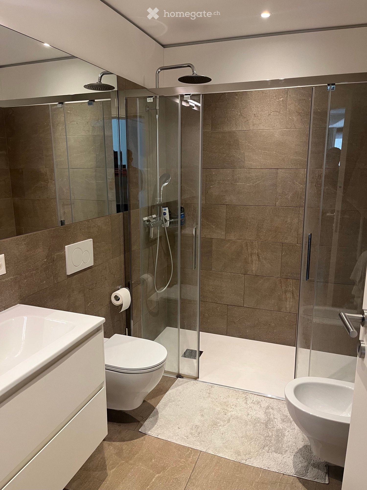 Appartement de 2.5 pièces à Sorengo, dans une résidence verdoyante. Le prix comprend le parking, les charges accessoires sans décompte, l'électricité et la connexion internet. Salle de sport de la copropriété. cherche repreneur pour appartement de 2.5 pièces à Sorengo dans une résidence verdoyante. 