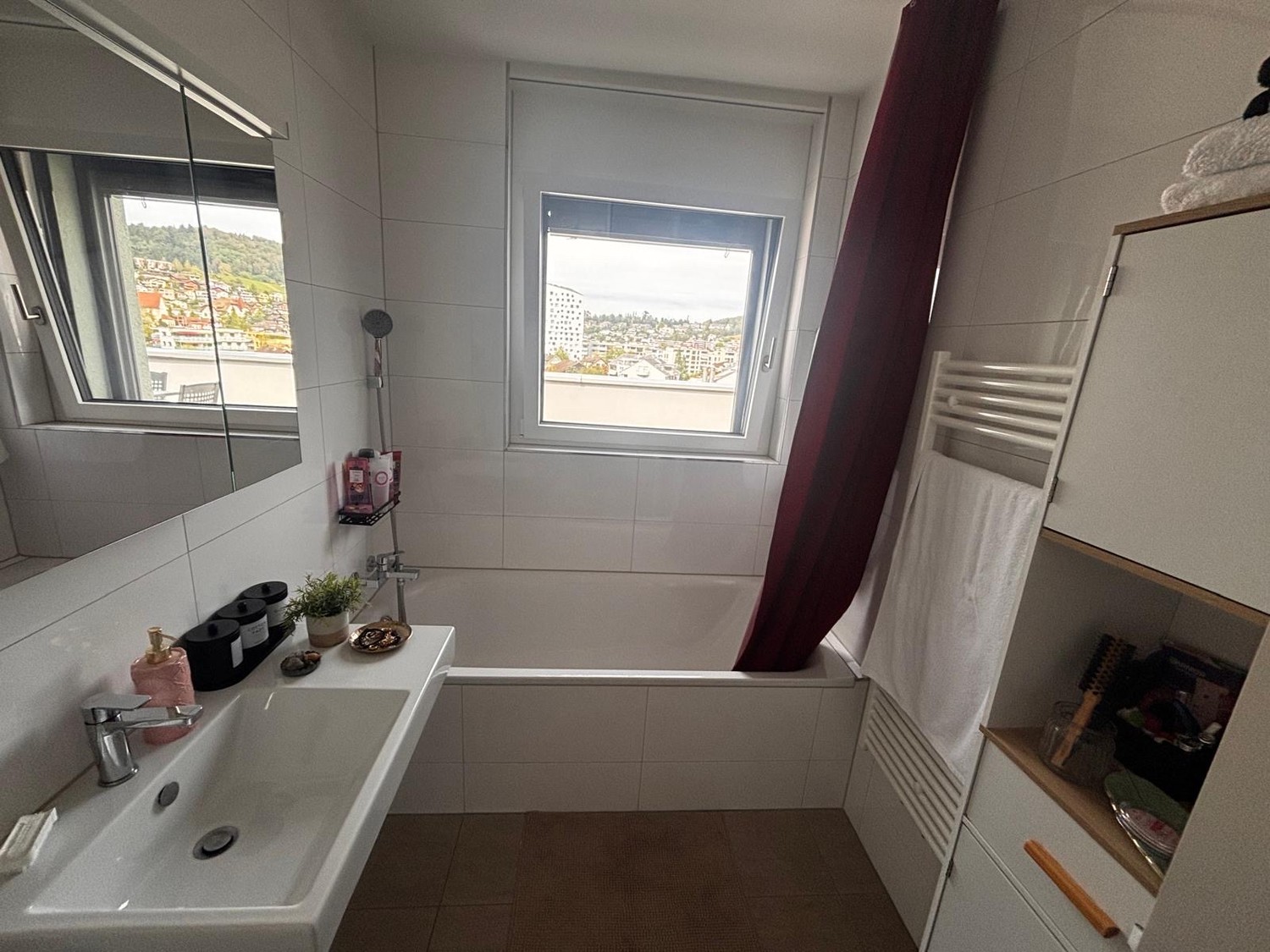 Habiter l'exceptionnel au 7ème étage – Panorama à 360° sur Horw, le lac et les montagnes !

Sur rendez-vous, nous recherchons un repreneur pour cet appartement de type penthouse en attique de 3,5 pièces, exclusif et baigné de lumière, à Horw.

Grâce à sa position élevée au 7ème étage et à sa terrass