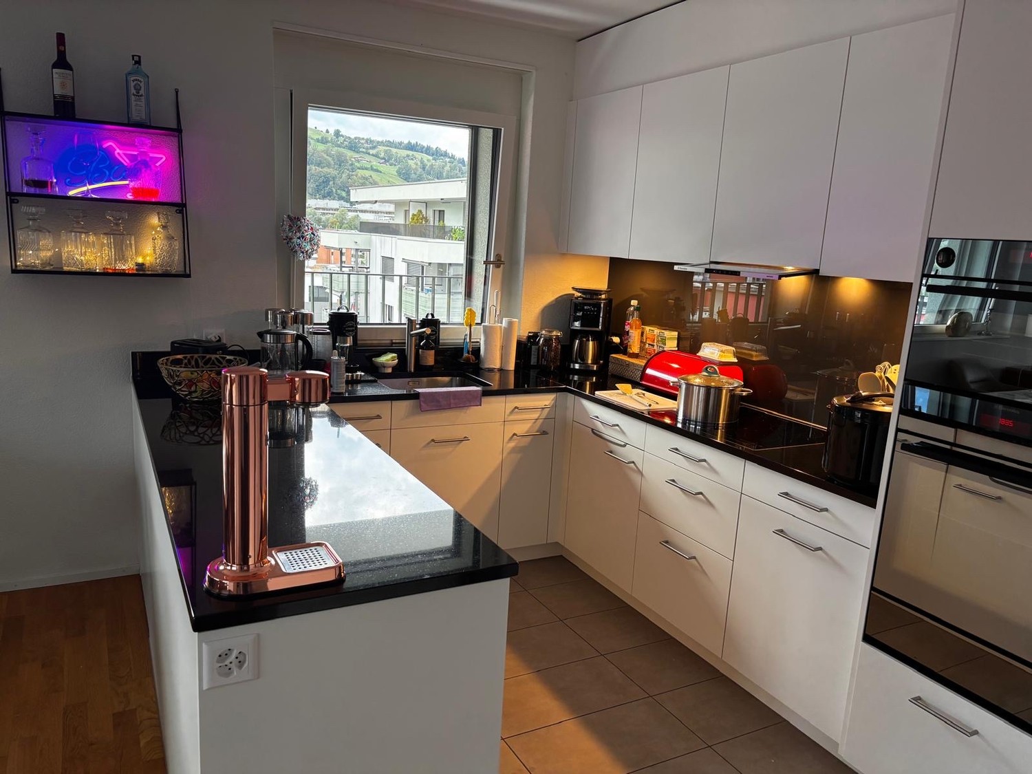 Habiter l'exceptionnel au 7ème étage – Panorama à 360° sur Horw, le lac et les montagnes !

Sur rendez-vous, nous recherchons un repreneur pour cet appartement de type penthouse en attique de 3,5 pièces, exclusif et baigné de lumière, à Horw.

Grâce à sa position élevée au 7ème étage et à sa terrass
