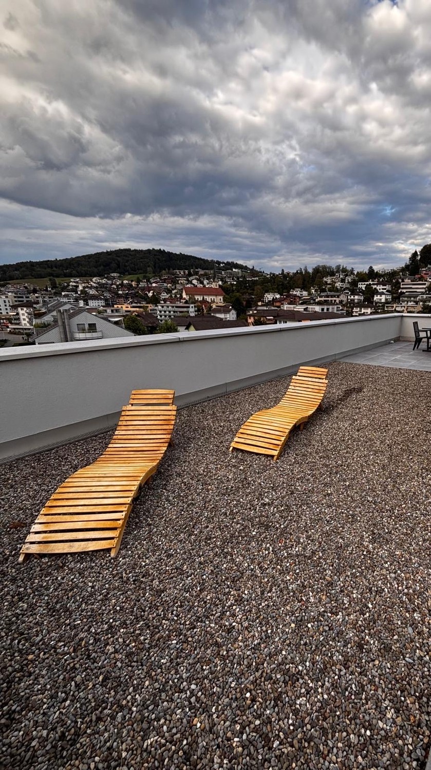 Habiter l'exceptionnel au 7ème étage – Panorama à 360° sur Horw, le lac et les montagnes !

Sur rendez-vous, nous recherchons un repreneur pour cet appartement de type penthouse en attique de 3,5 pièces, exclusif et baigné de lumière, à Horw.

Grâce à sa position élevée au 7ème étage et à sa terrass