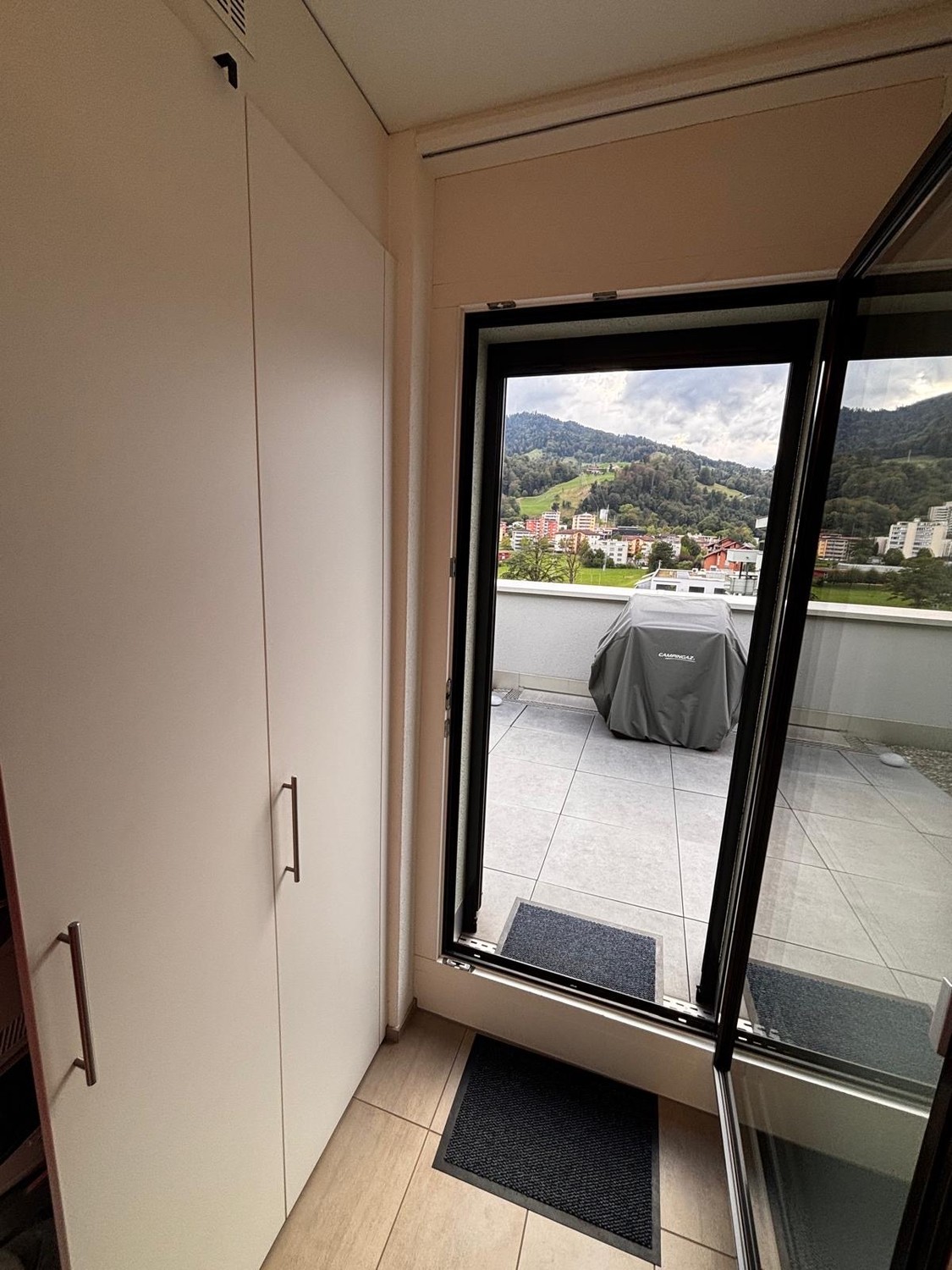 Habiter l'exceptionnel au 7ème étage – Panorama à 360° sur Horw, le lac et les montagnes !

Sur rendez-vous, nous recherchons un repreneur pour cet appartement de type penthouse en attique de 3,5 pièces, exclusif et baigné de lumière, à Horw.

Grâce à sa position élevée au 7ème étage et à sa terrass