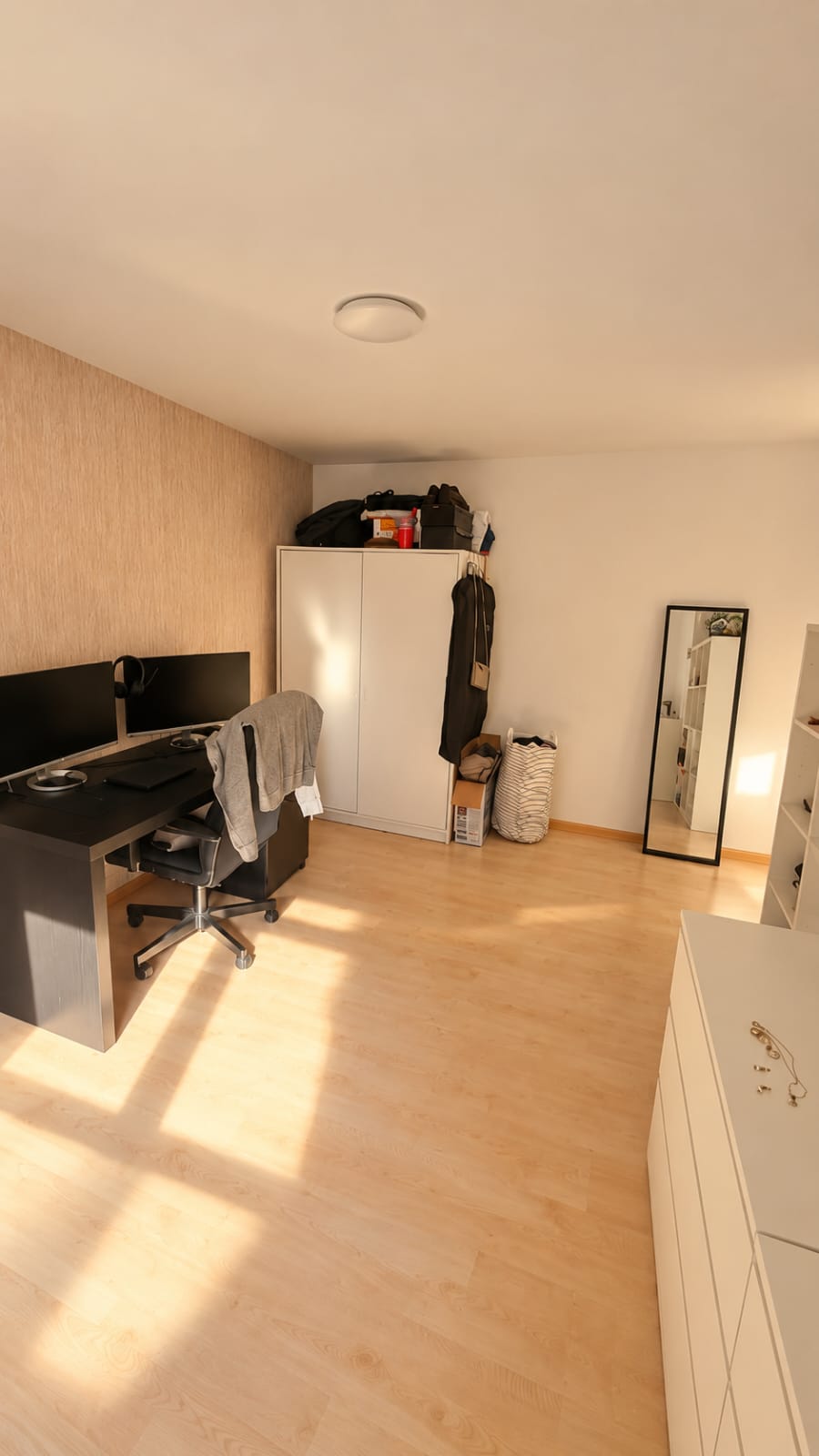 Chambre en colocation
Trois chambres deviennent disponibles de manière permanente dans une rue chaleureuse près de Claraplatz
Salut !
Au cours des prochains mois, de novembre à janvier, trois chambres de notre WG deviendront disponibles de manière permanente car nous emménageons respectivement ave, photo 7 sur 10