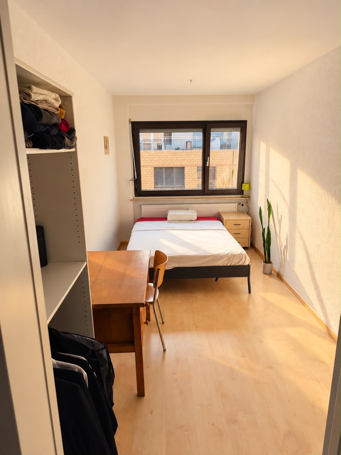 Chambre en colocation
Trois chambres deviennent disponibles de manière permanente dans une rue chaleureuse près de Claraplatz
Salut !
Au cours des prochains mois, de novembre à janvier, trois chambres de notre WG deviendront disponibles de manière permanente car nous emménageons respectivement ave, photo 5 sur 10
