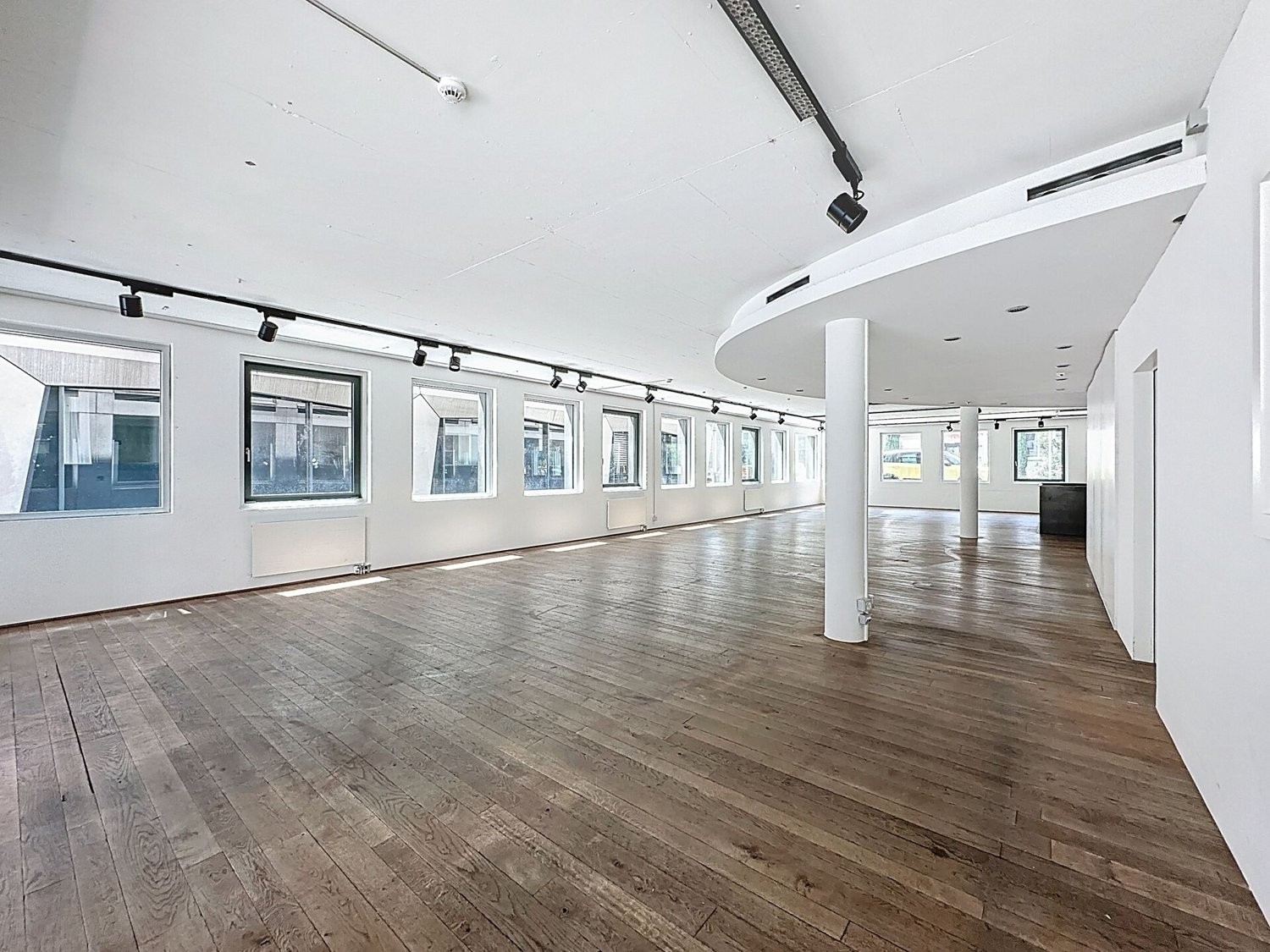 380m² shop, photo 2 sur 9