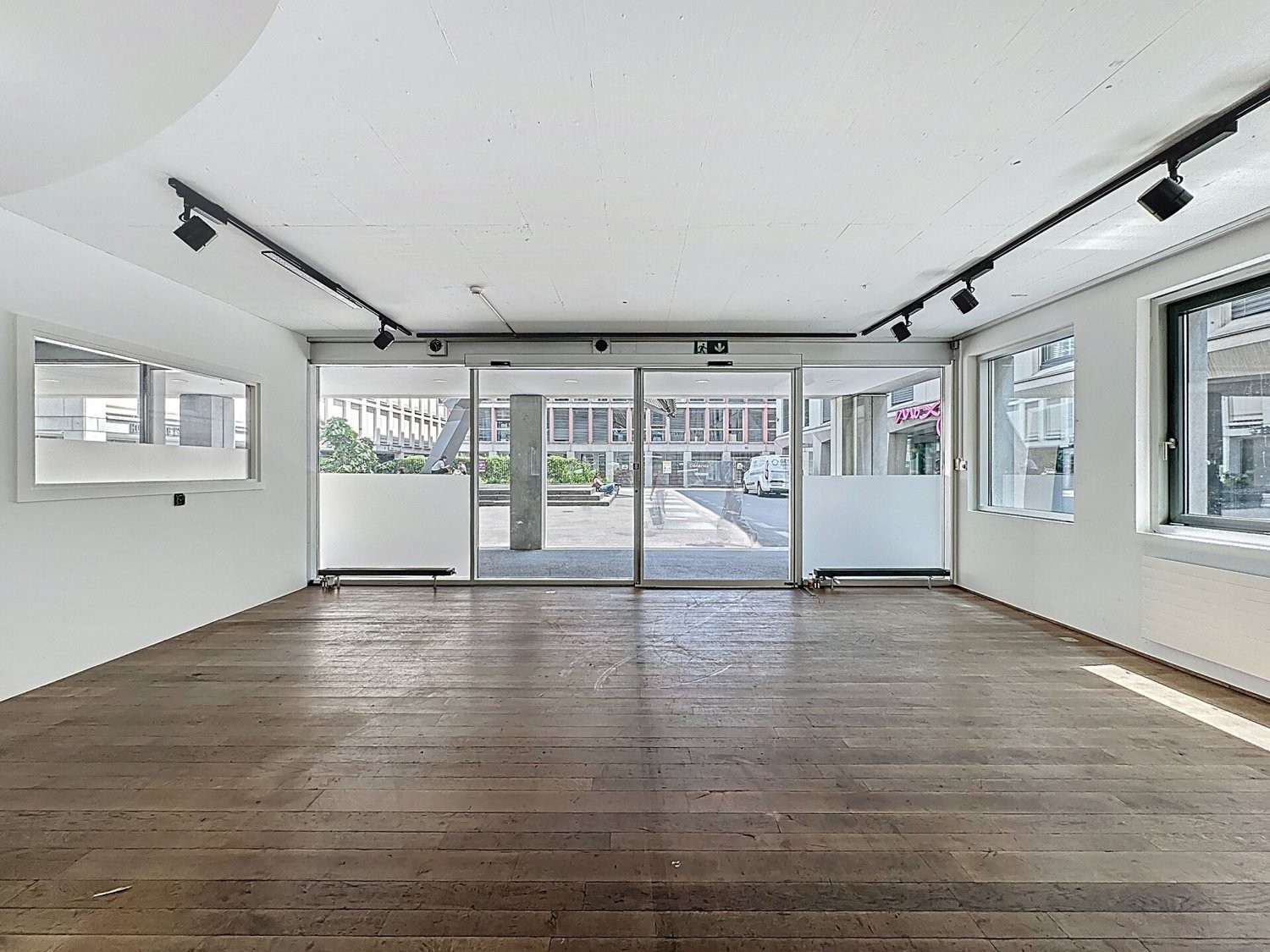 380m² shop, photo 1 sur 9