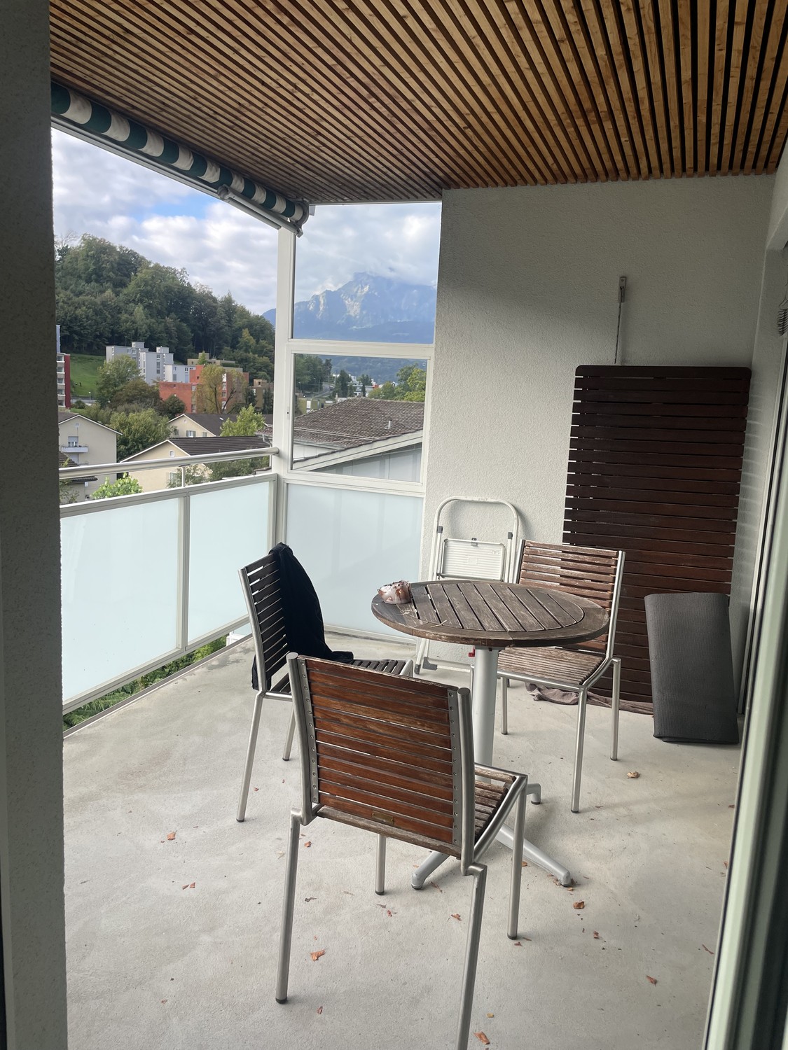 Chambre dans une colocation
Salut
Je loue une chambre meublée qui est occupée du dimanche au mardi. La chambre est disponible du mercredi au vendredi. J'ai 31 ans, je suis souvent en déplacement, j'adore danser, faire des sports de plein air et aller boire un verre dans un bar :)

N'hésitez pas à me