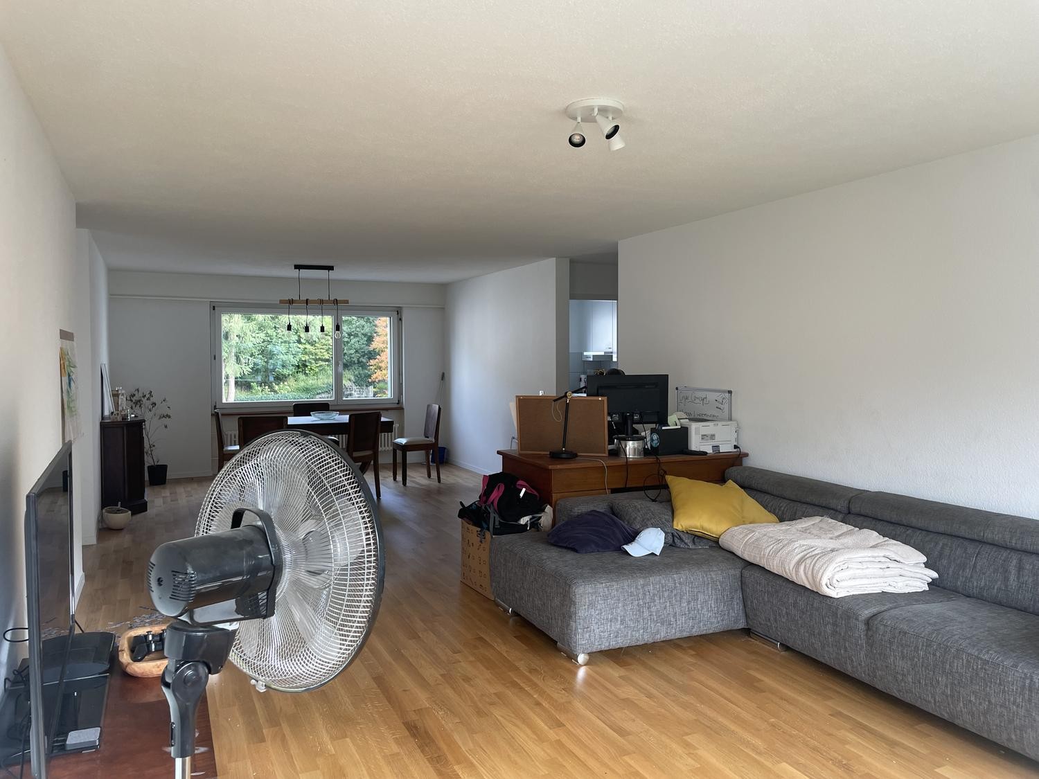 Chambre dans une colocation
Salut
Je loue une chambre meublée qui est occupée du dimanche au mardi. La chambre est disponible du mercredi au vendredi. J'ai 31 ans, je suis souvent en déplacement, j'adore danser, faire des sports de plein air et aller boire un verre dans un bar :)

N'hésitez pas à me