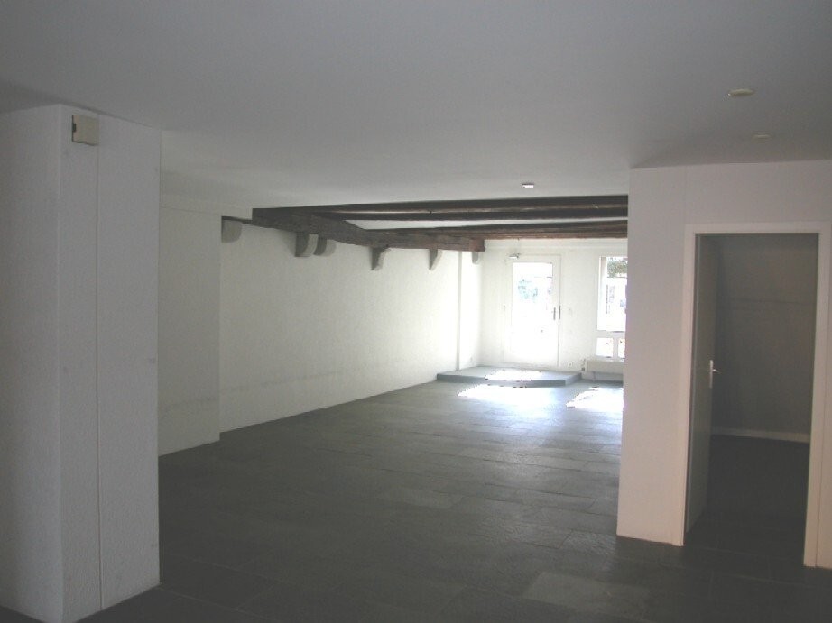 133m² shop