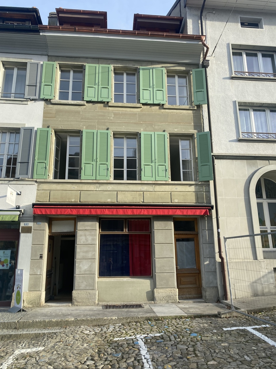 Commercial, photo 2 sur 2