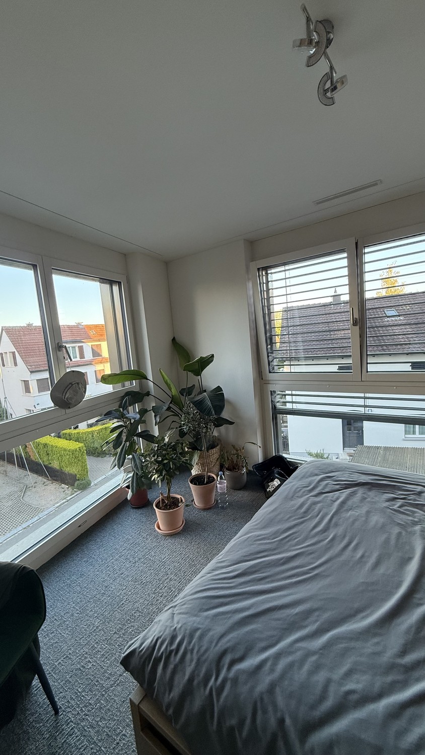 Chambre dans une colocation

Vous recherchez un endroit lumineux, moderne et accueillant pour vous sentir chez vous ? Le voici.

Je loue une chambre privée avec sa propre salle de bain privée (comprenant une baignoire) dans un immeuble d'appartements neuf aux finitions magnifiques à Zürich. La chamb