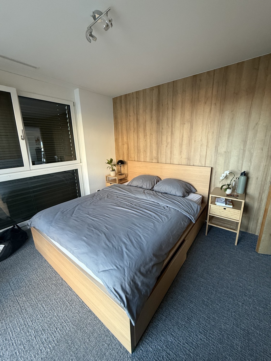 Chambre dans une colocation

Vous recherchez un endroit lumineux, moderne et accueillant pour vous sentir chez vous ? Le voici.

Je loue une chambre privée avec sa propre salle de bain privée (comprenant une baignoire) dans un immeuble d'appartements neuf aux finitions magnifiques à Zürich. La chamb