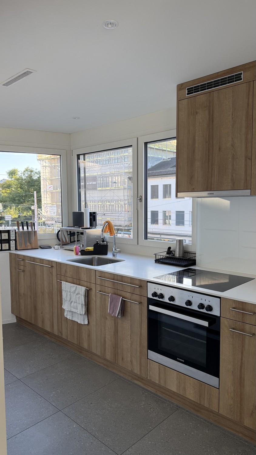 Chambre dans une colocation

Vous recherchez un endroit lumineux, moderne et accueillant pour vous sentir chez vous ? Le voici.

Je loue une chambre privée avec sa propre salle de bain privée (comprenant une baignoire) dans un immeuble d'appartements neuf aux finitions magnifiques à Zürich. La chamb