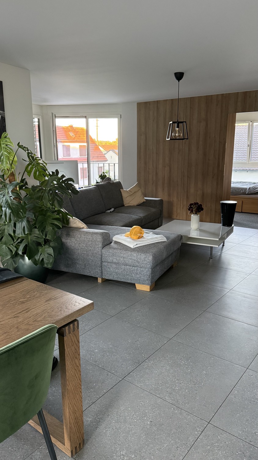 Chambre dans une colocation

Vous recherchez un endroit lumineux, moderne et accueillant pour vous sentir chez vous ? Le voici.

Je loue une chambre privée avec sa propre salle de bain privée (comprenant une baignoire) dans un immeuble d'appartements neuf aux finitions magnifiques à Zürich. La chamb