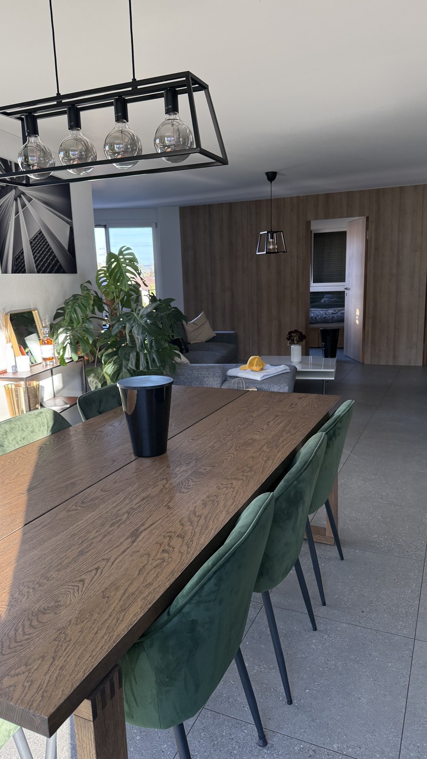 Chambre dans une colocation

Vous recherchez un endroit lumineux, moderne et accueillant pour vous sentir chez vous ? Le voici.

Je loue une chambre privée avec sa propre salle de bain privée (comprenant une baignoire) dans un immeuble d'appartements neuf aux finitions magnifiques à Zürich. La chamb