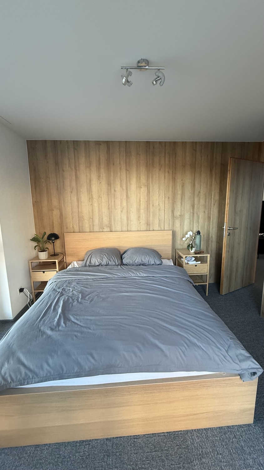 Chambre dans une colocation

Vous recherchez un endroit lumineux, moderne et accueillant pour vous sentir chez vous ? Le voici.

Je loue une chambre privée avec sa propre salle de bain privée (comprenant une baignoire) dans un immeuble d'appartements neuf aux finitions magnifiques à Zürich. La chamb
