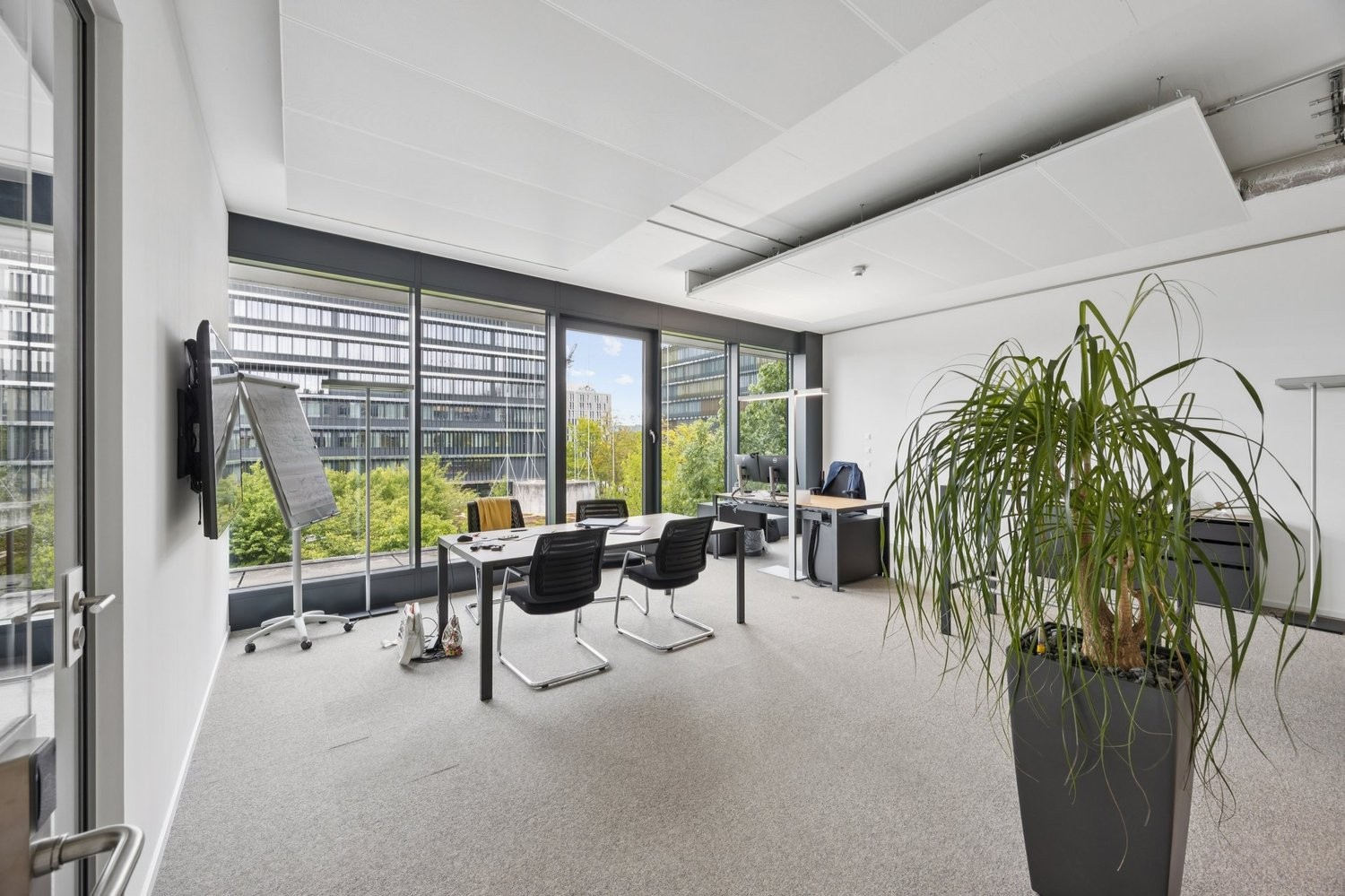 Bureaux de 1048m²

À Wankdorf, dans un emplacement privilégié, nous louons dès maintenant ces locaux de bureaux attractifs dans un immeuble de bureaux moderne

- aménagement locatif parfaitement équipé, qui peut être partiellement repris après consultation
- grandes façades vitrées
- cuisine équipée, photo 5 sur 5