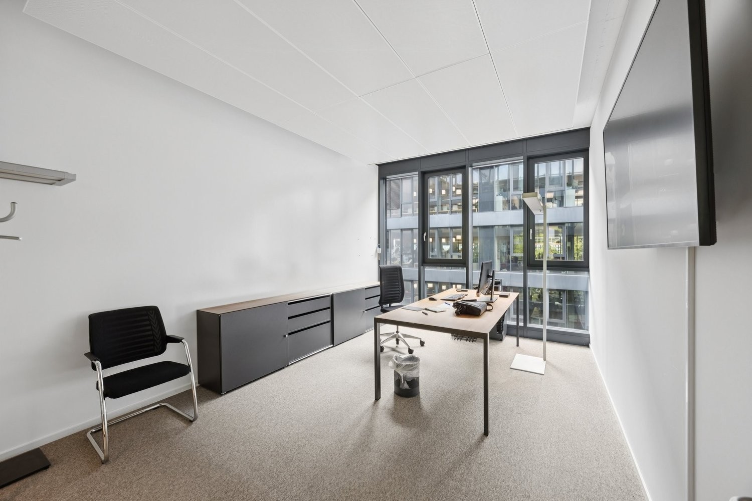 Bureaux de 1048m²

À Wankdorf, dans un emplacement privilégié, nous louons dès maintenant ces locaux de bureaux attractifs dans un immeuble de bureaux moderne

- aménagement locatif parfaitement équipé, qui peut être partiellement repris après consultation
- grandes façades vitrées
- cuisine équipée, photo 4 sur 5