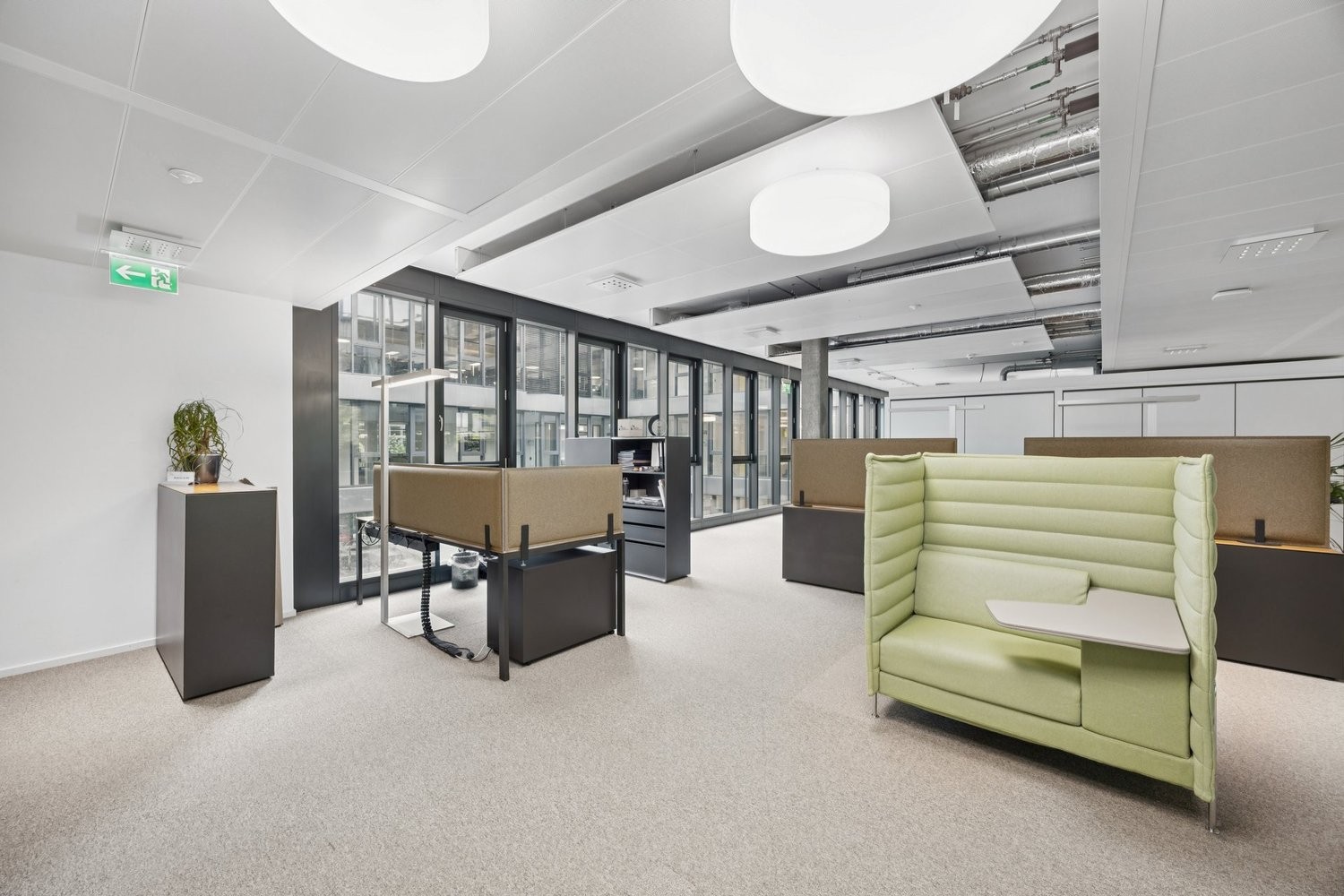 Bureaux de 1048m²

À Wankdorf, dans un emplacement privilégié, nous louons dès maintenant ces locaux de bureaux attractifs dans un immeuble de bureaux moderne

- aménagement locatif parfaitement équipé, qui peut être partiellement repris après consultation
- grandes façades vitrées
- cuisine équipée, photo 3 sur 5