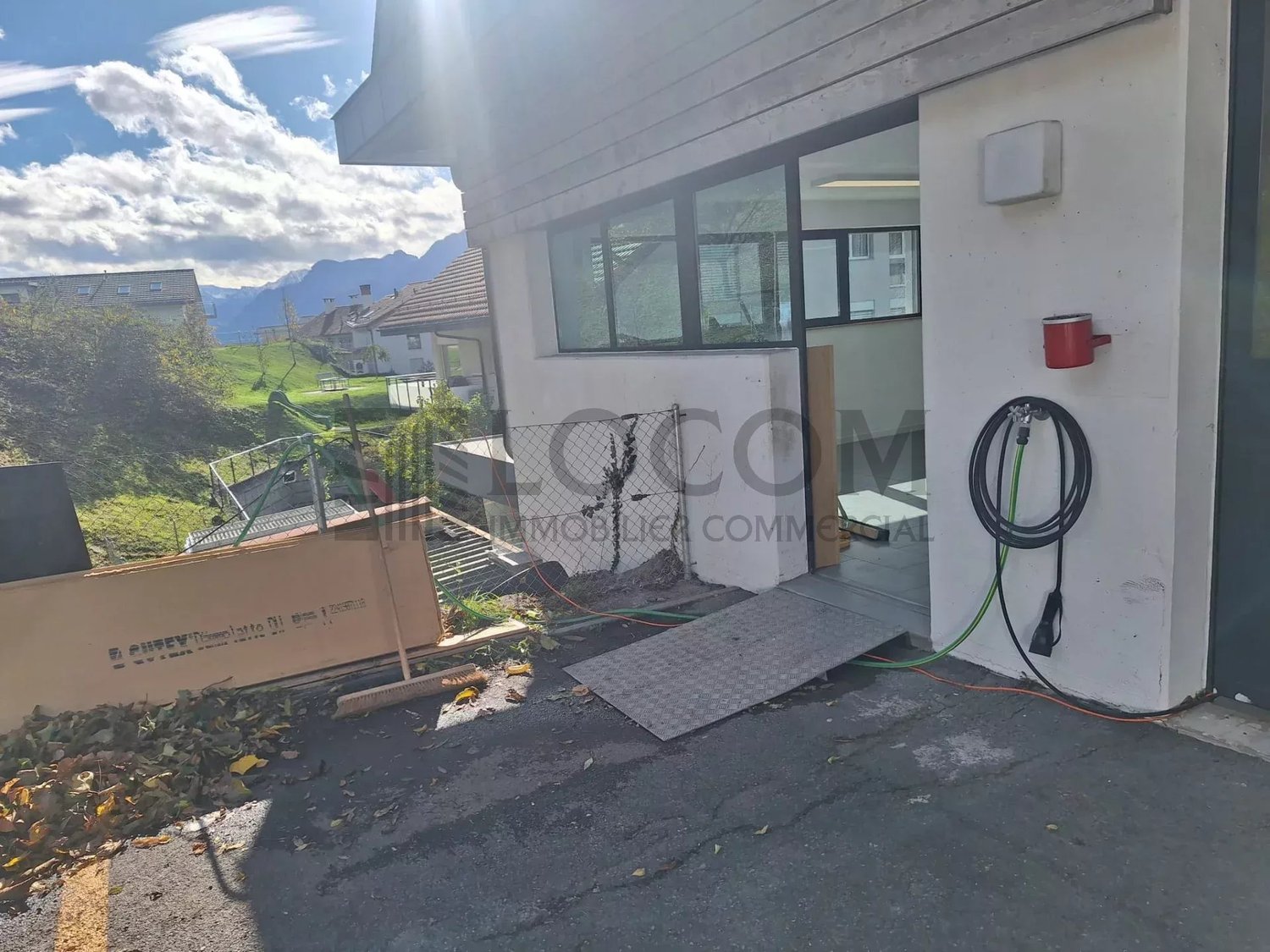 70m² shop