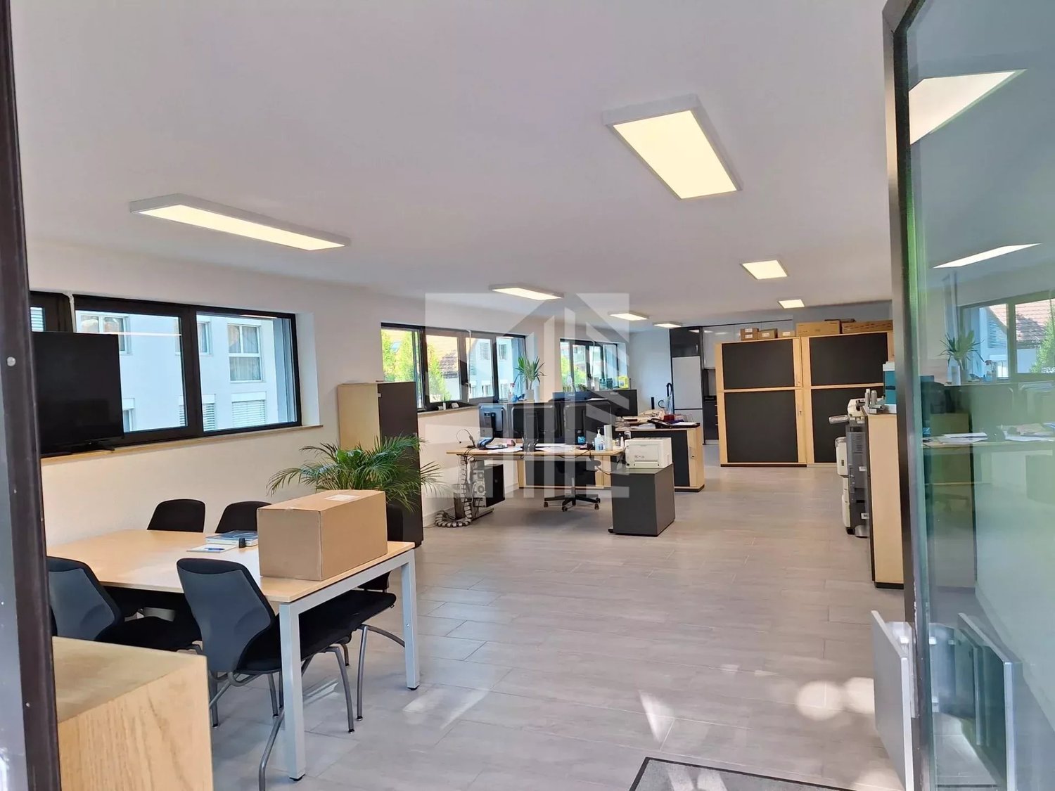 70m² shop