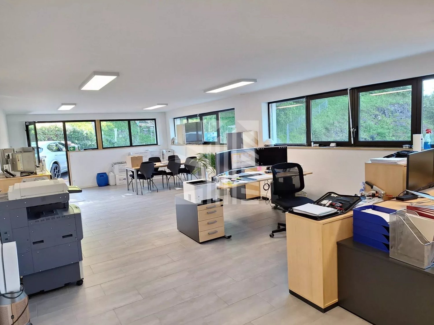 70m² shop