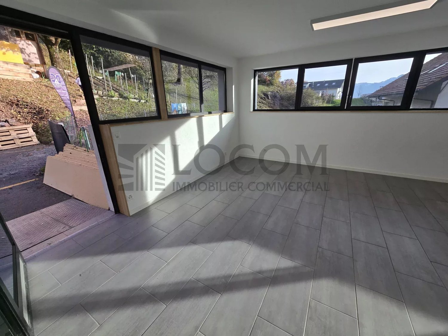 70m² shop