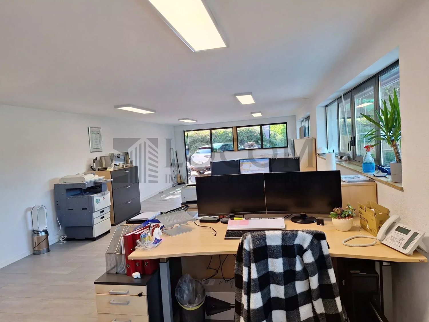 70m² shop