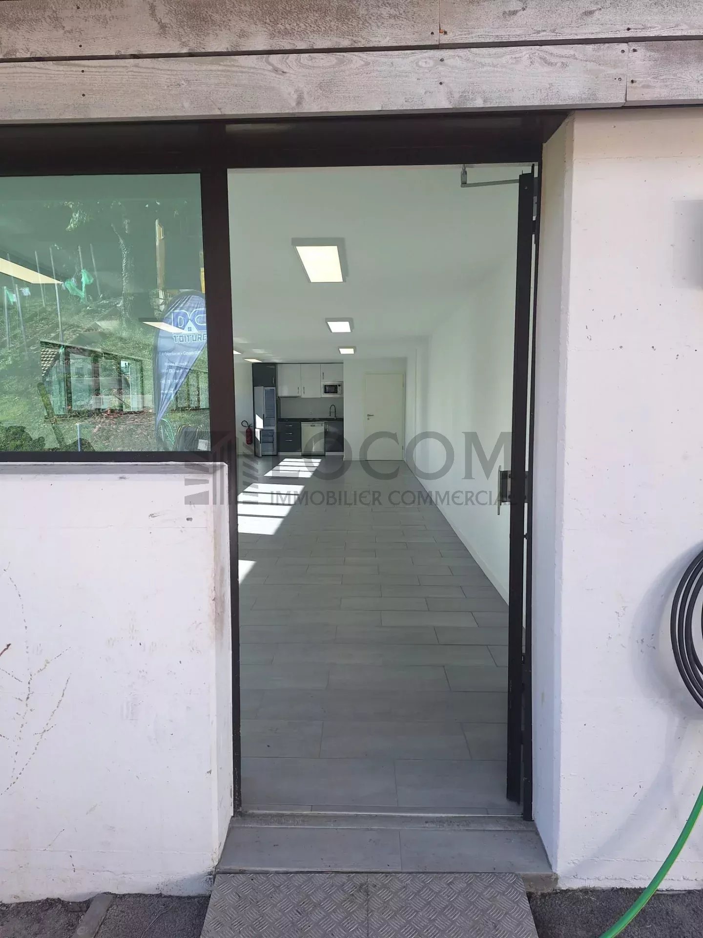 70m² shop