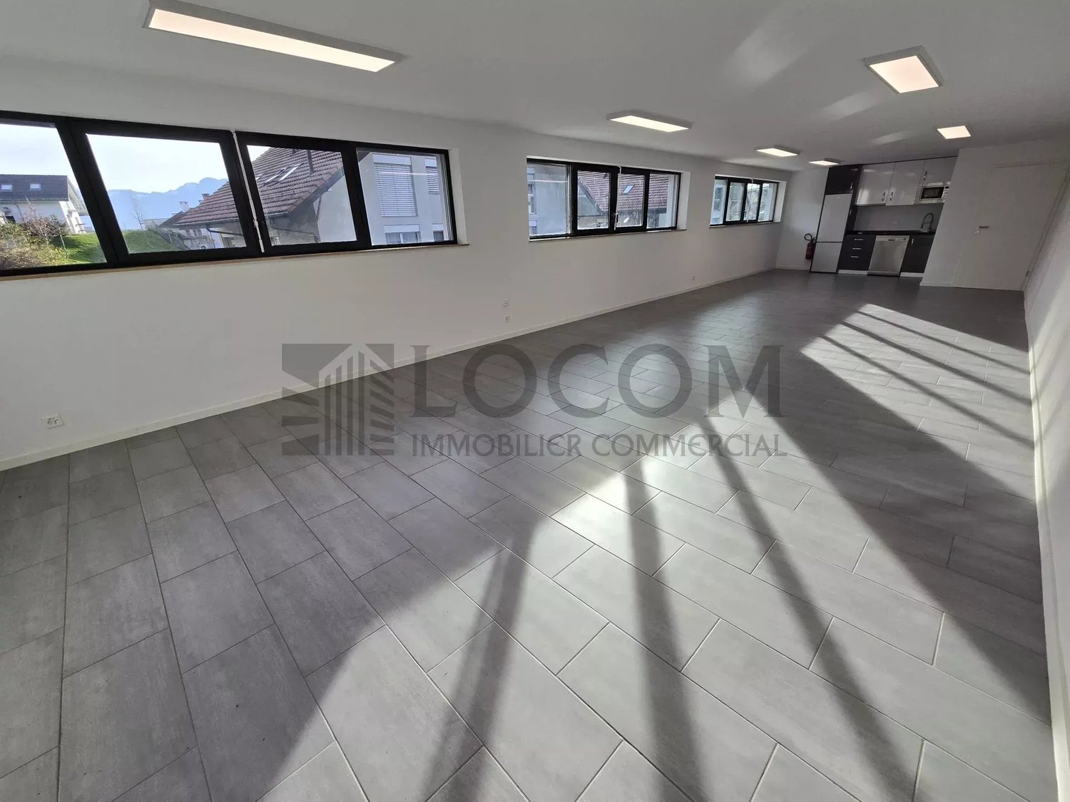 70m² shop