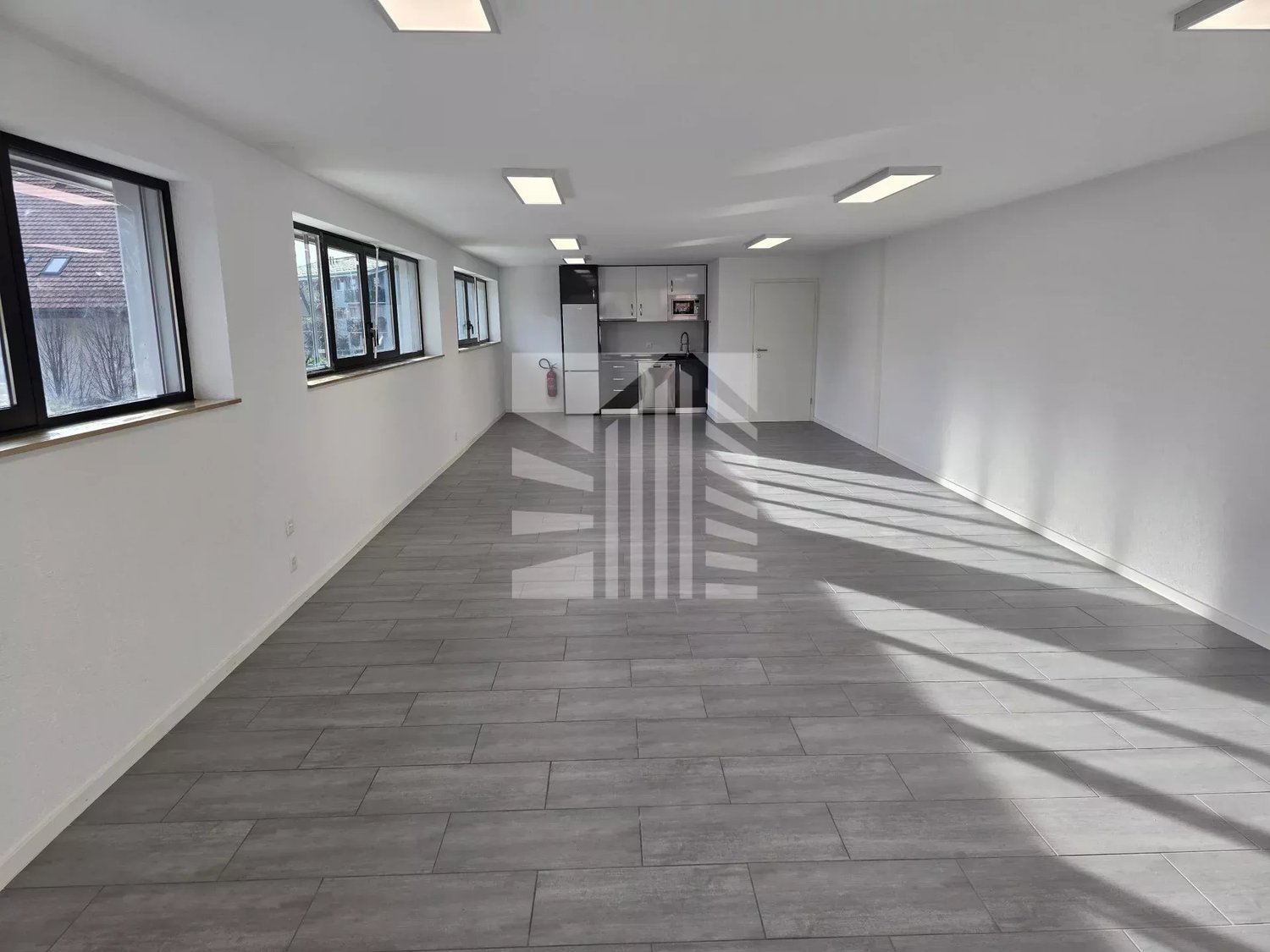 70m² shop