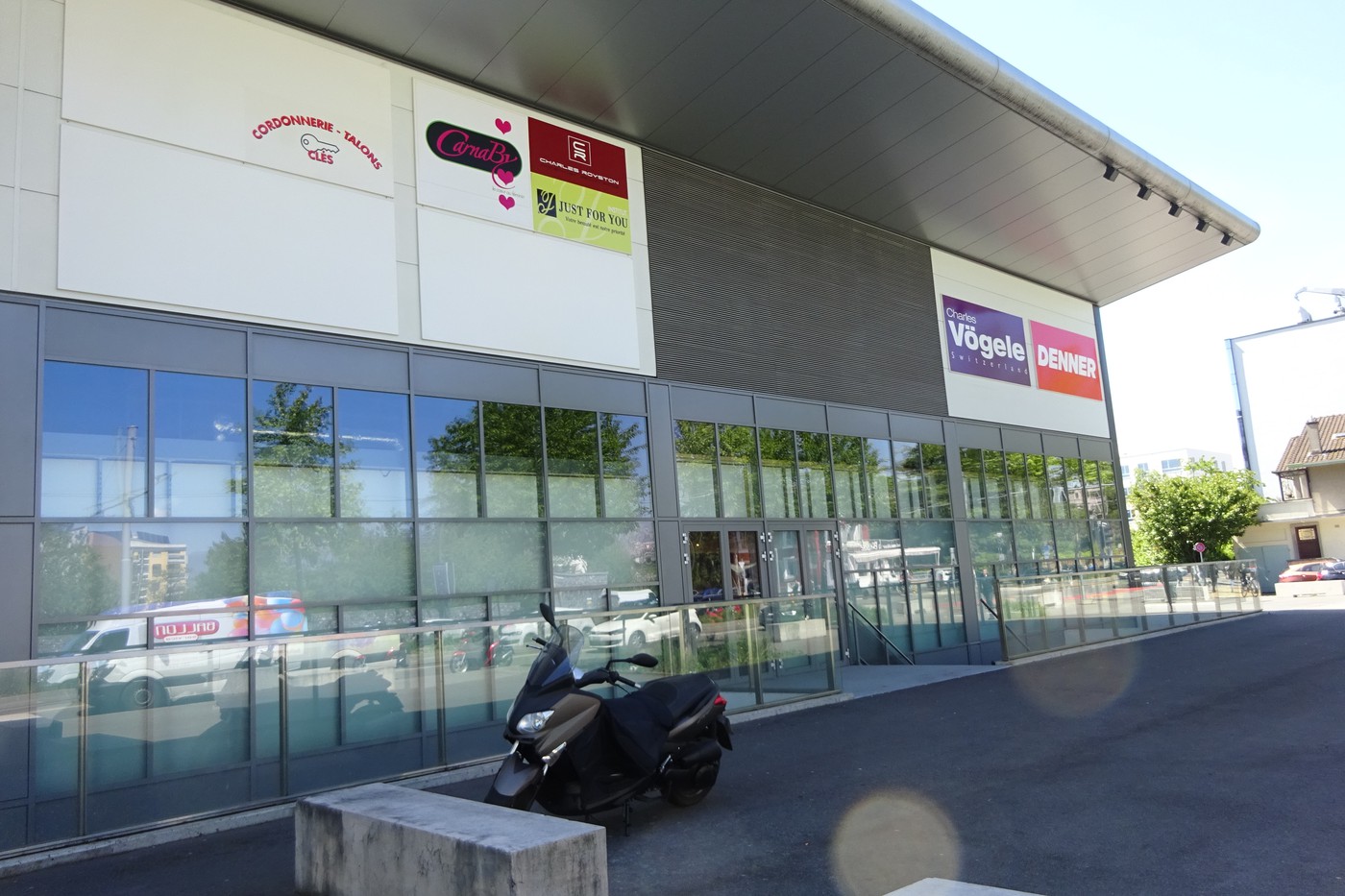 166m² shop