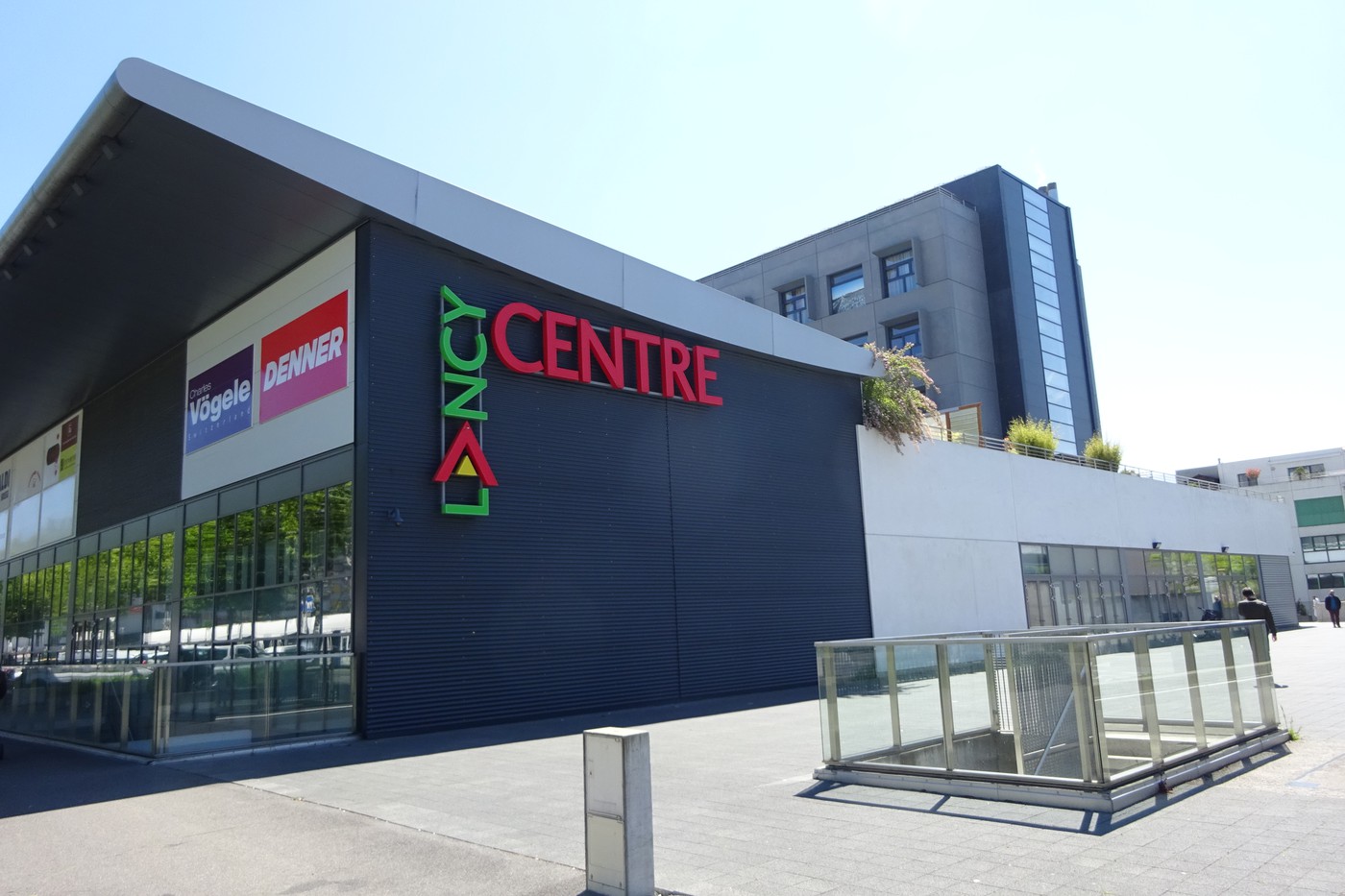166m² shop