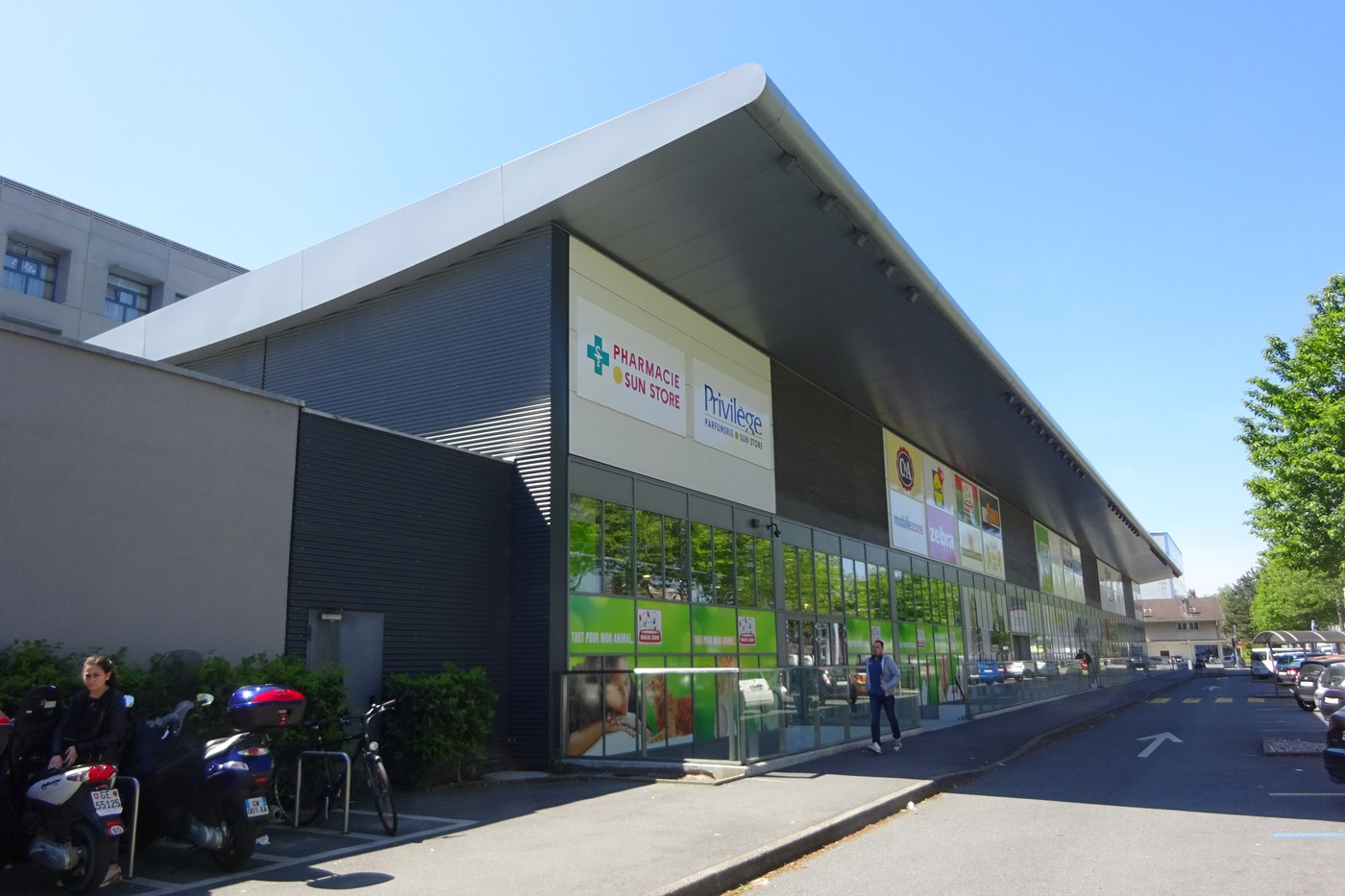 166m² shop