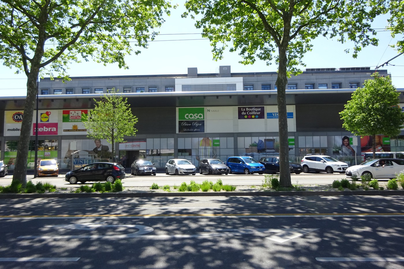 166m² shop