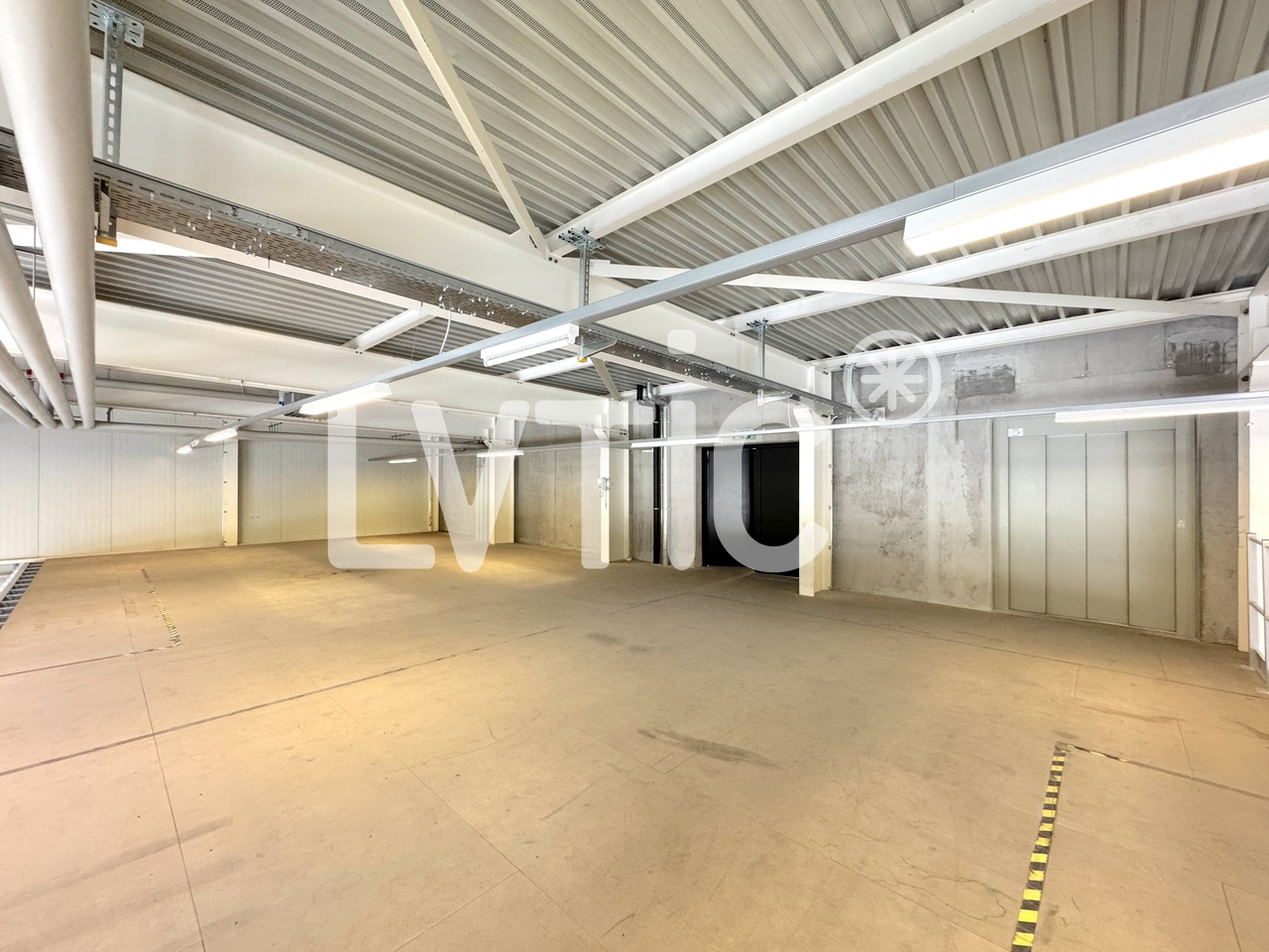 1000m² advertising area