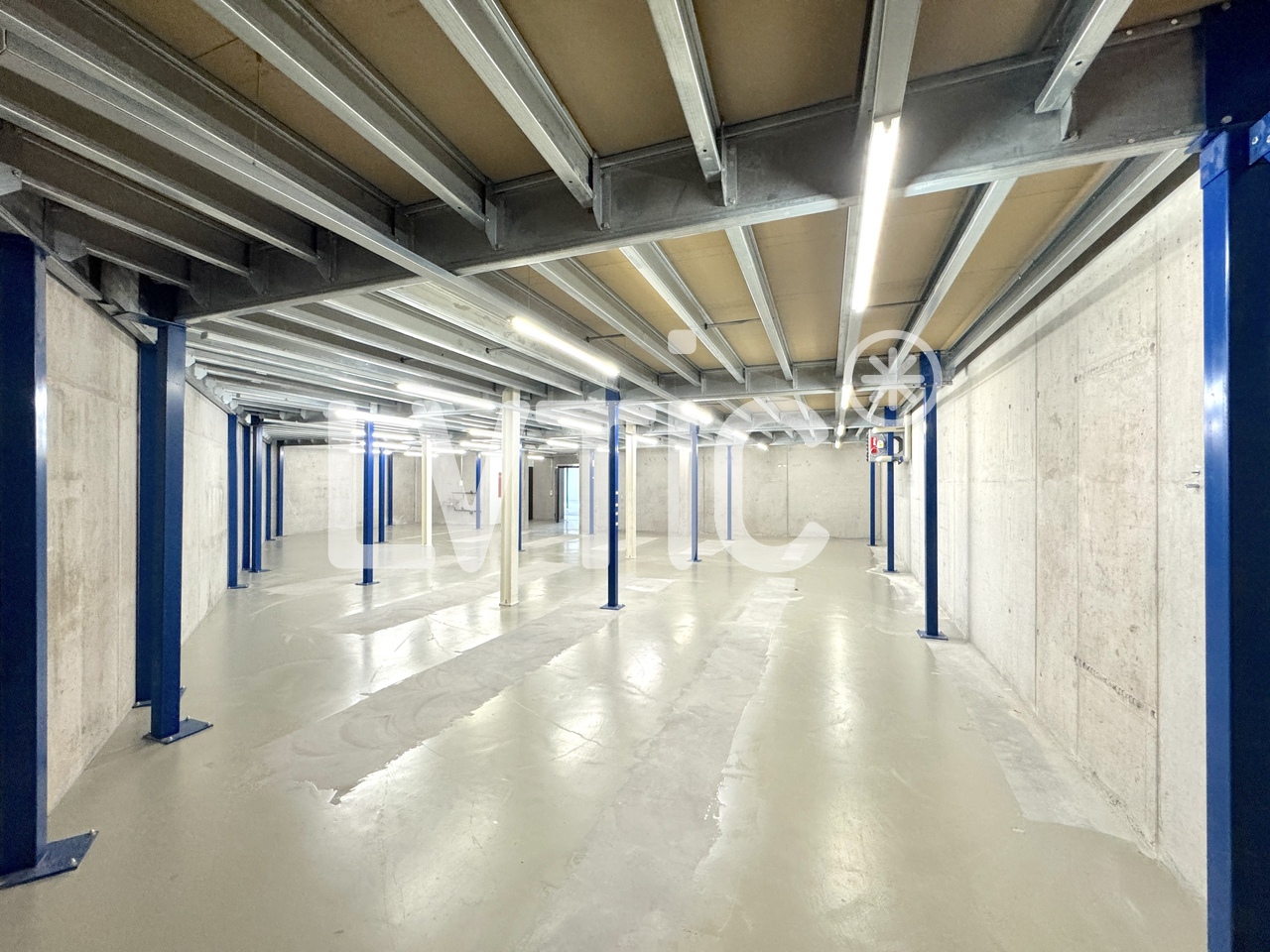 1000m² advertising area