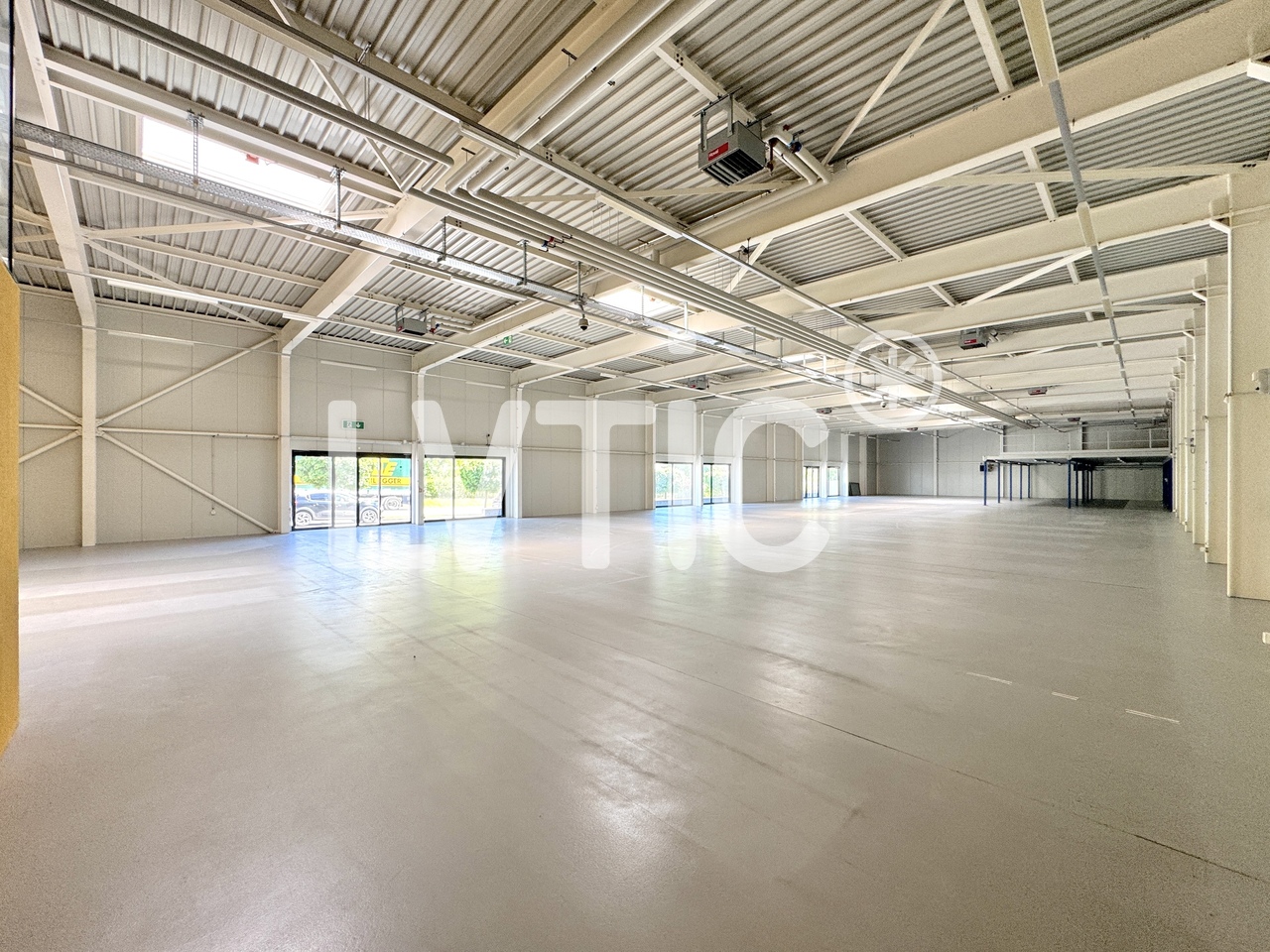 1000m² advertising area