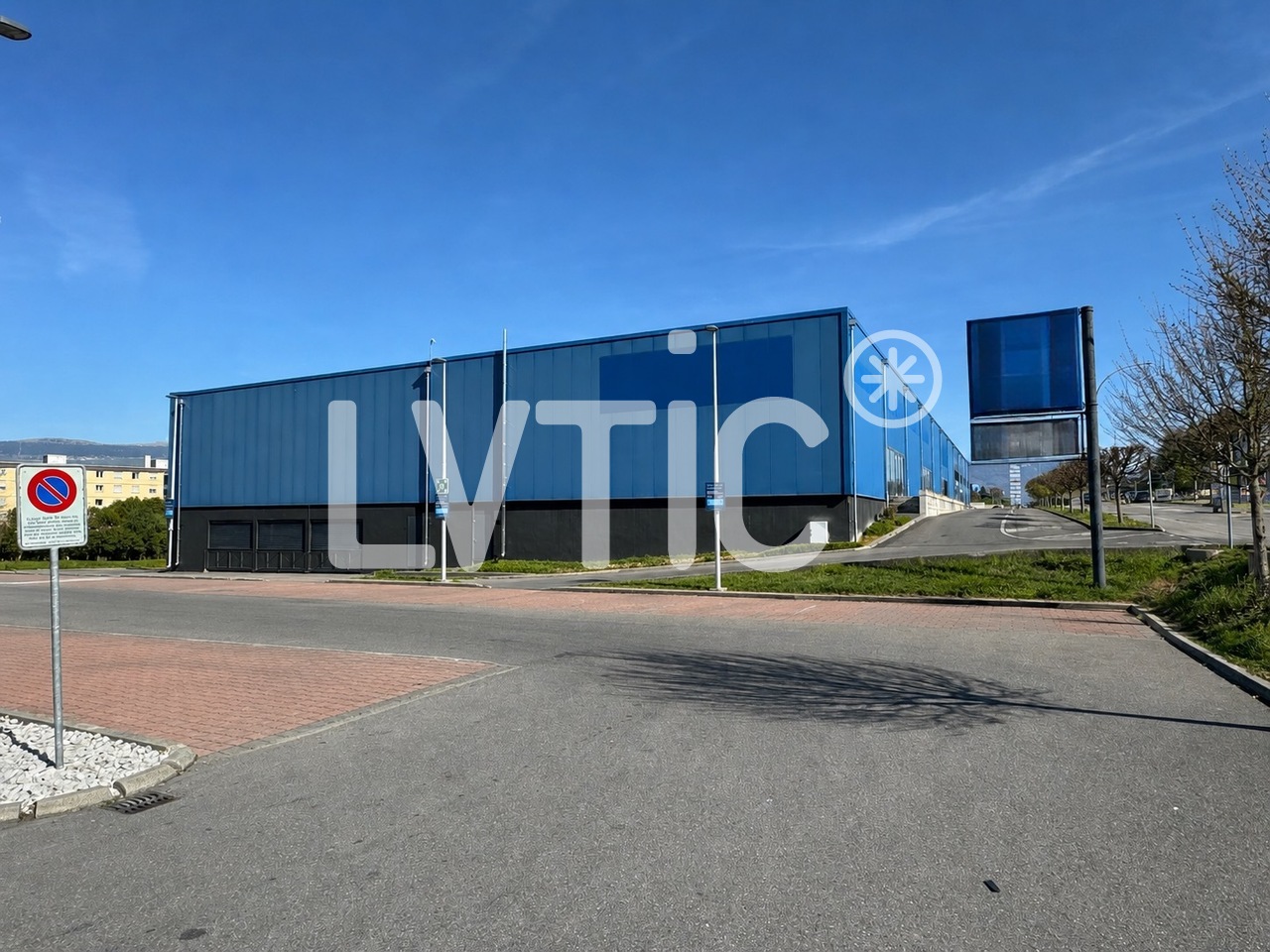 1000m² advertising area