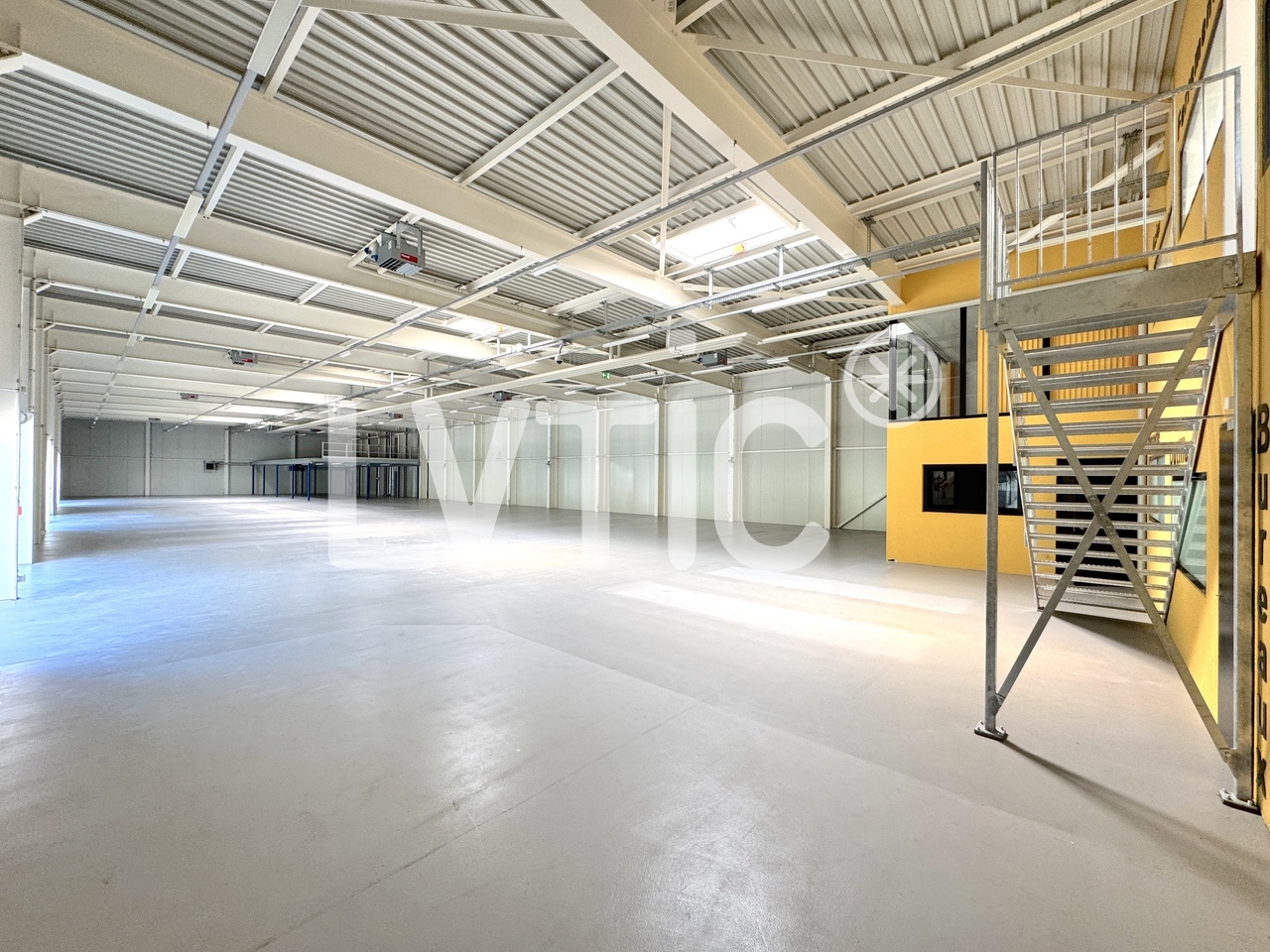 1000m² advertising area