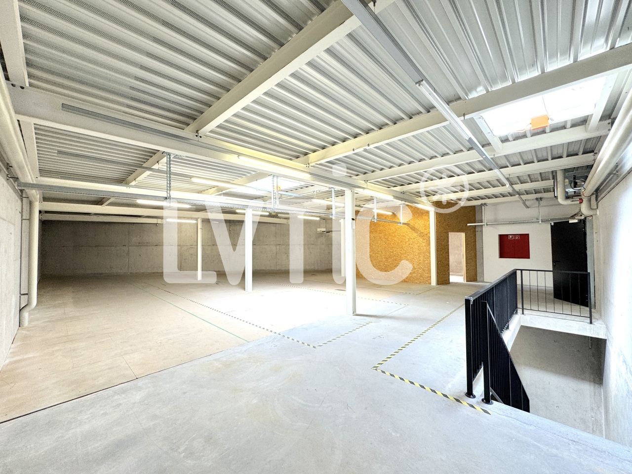 1000m² advertising area