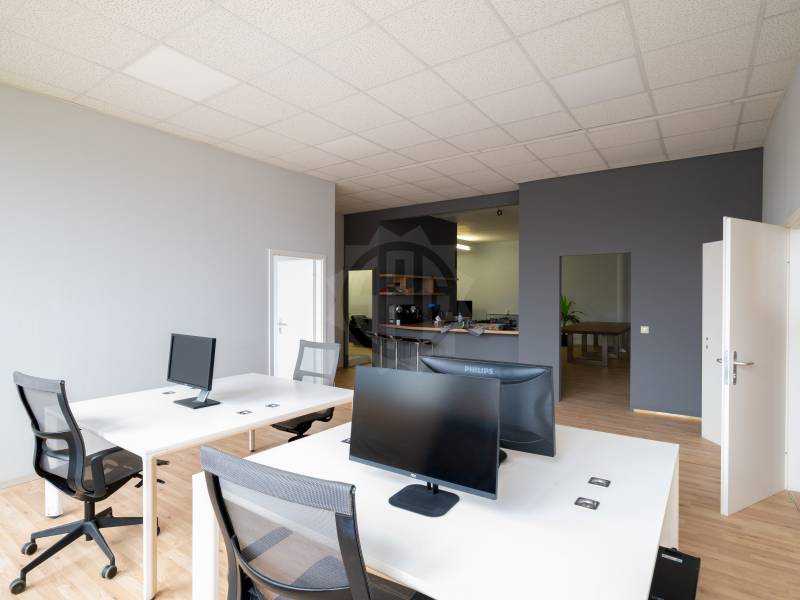 348m² office