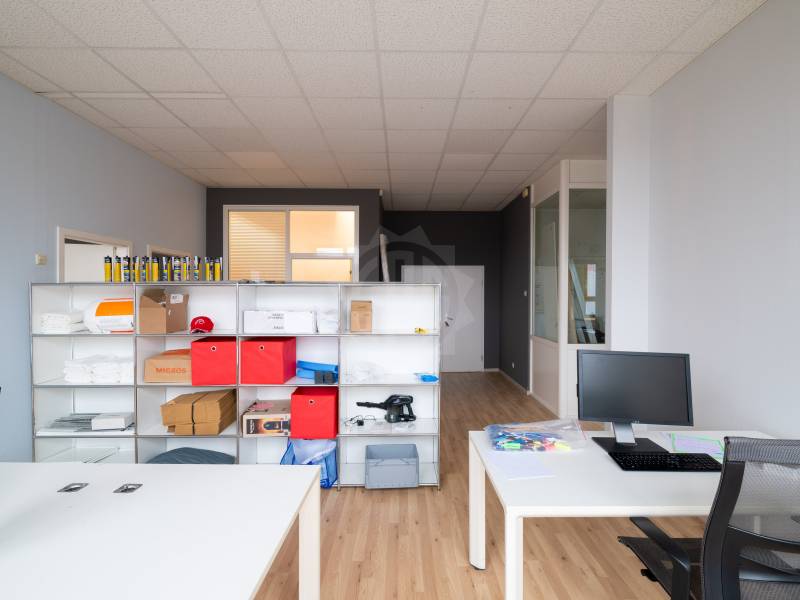 348m² office