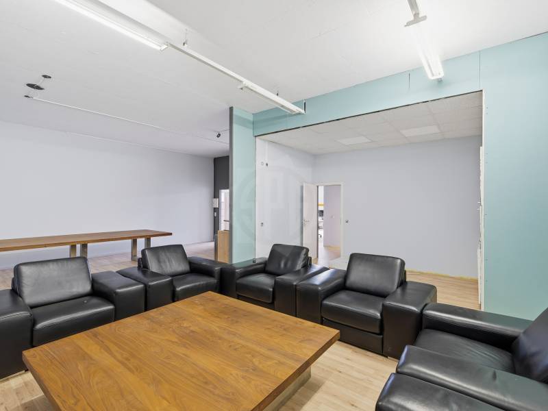 348m² office