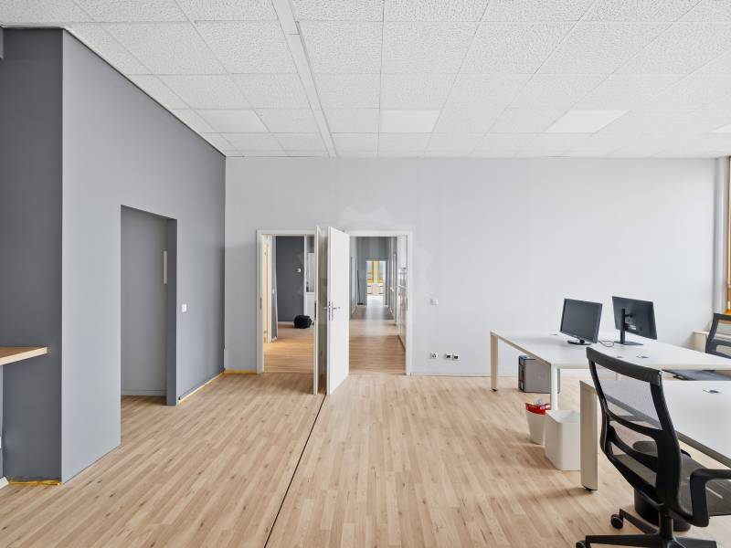 348m² office