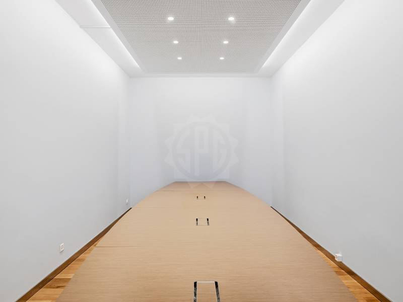 348m² office