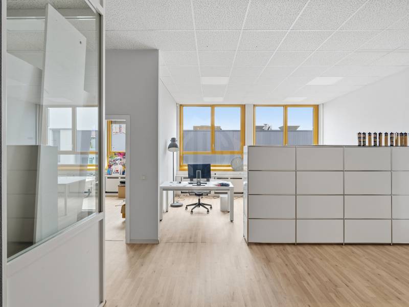 348m² office