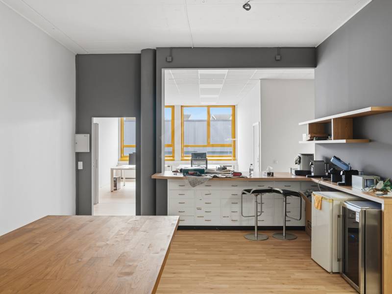 348m² office